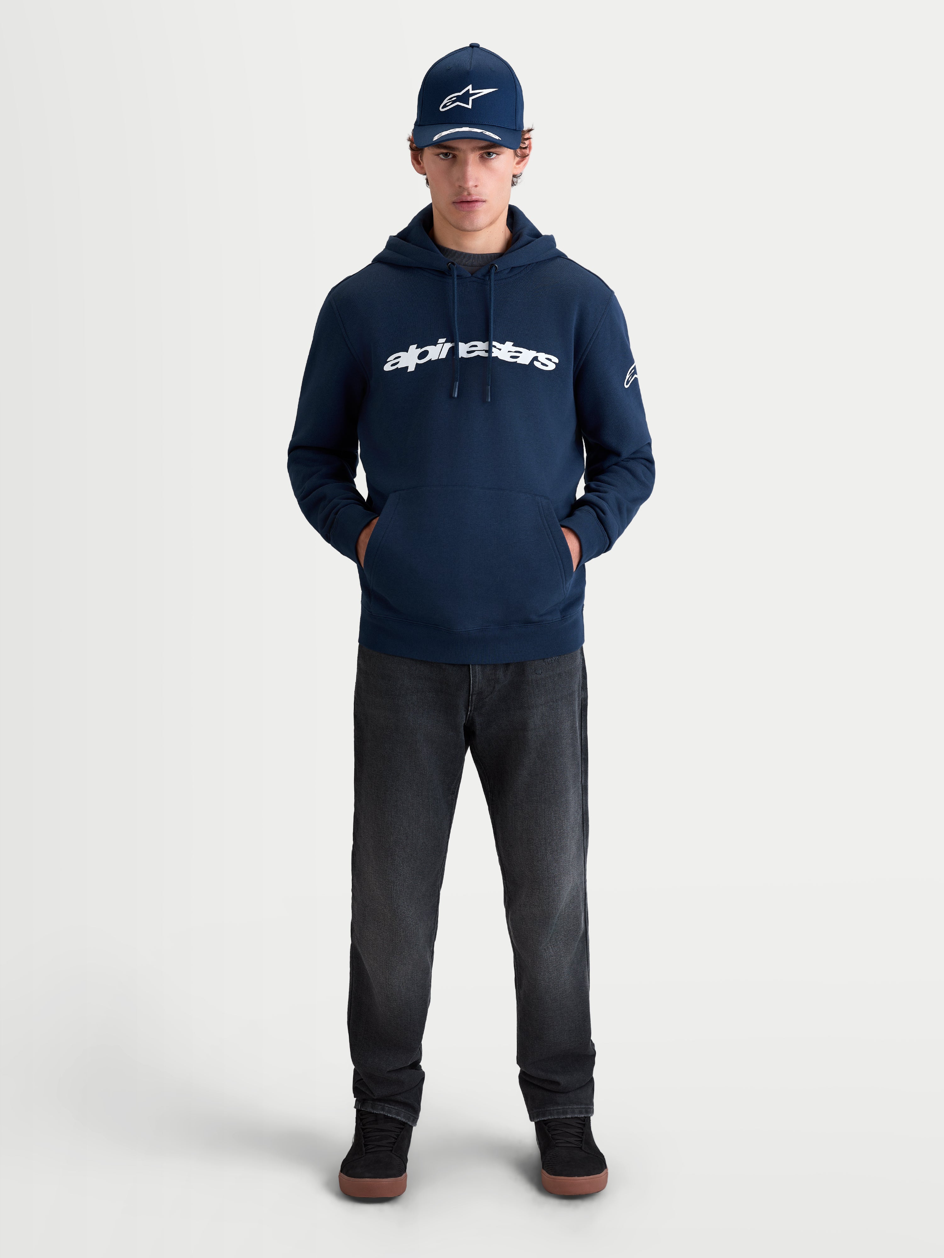 Alpinestars Camisola com capuz Race Wordmark, camisola de estilo sportswear para homem, azul marinho e branco, com grafismo frontal e logótipo Ageless na manga, vista frontal em modelo para um visual casual de inspiração motorsport.
