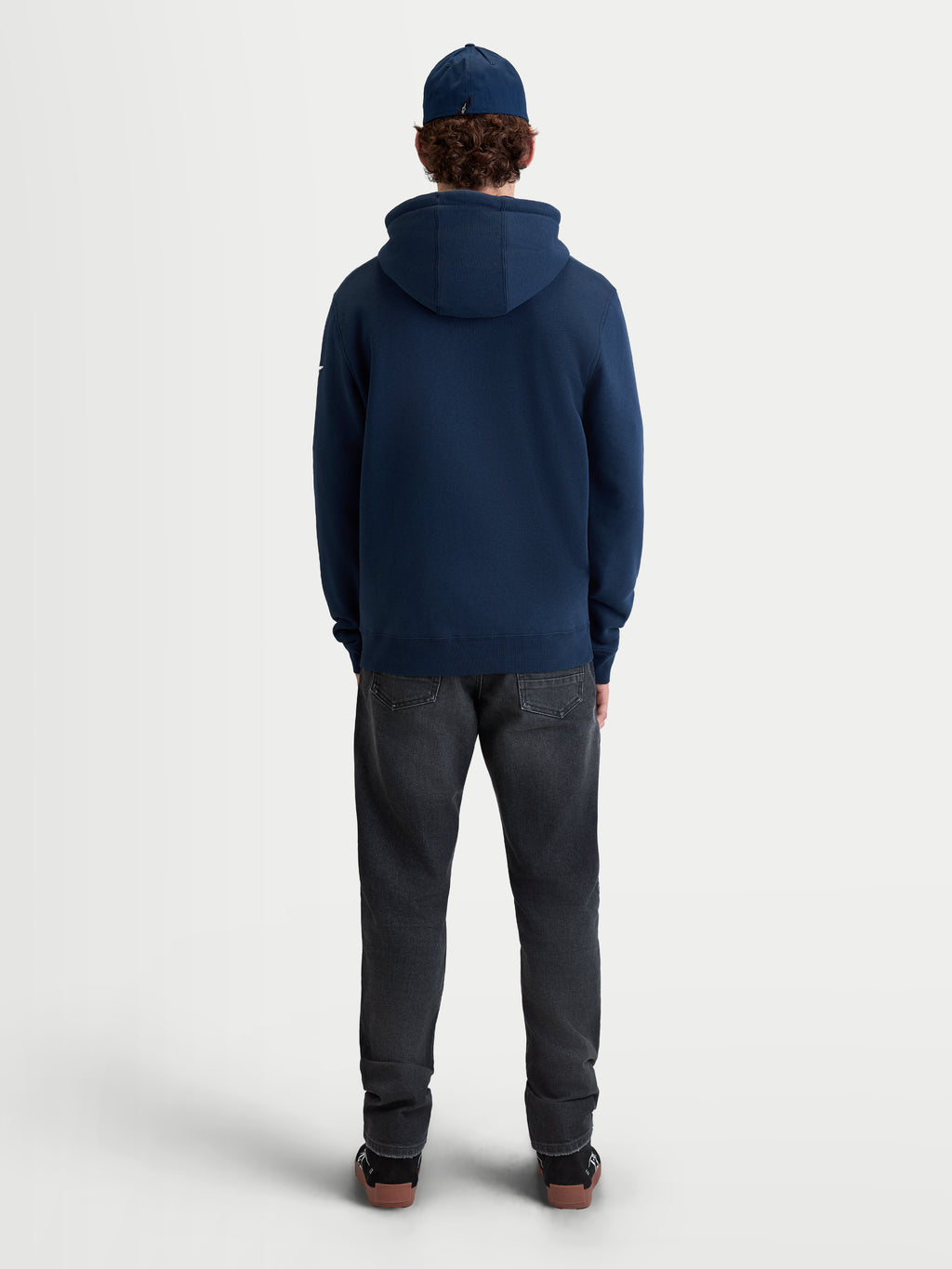 Alpinestars Camisola Com Capuz Race Wordmark, camisola com capuz em fleece para uso casual, vista traseira no modelo, azul marinho, fabricada em mistura de algodão e poliéster reciclado com capuz forrado e bainha canelada.