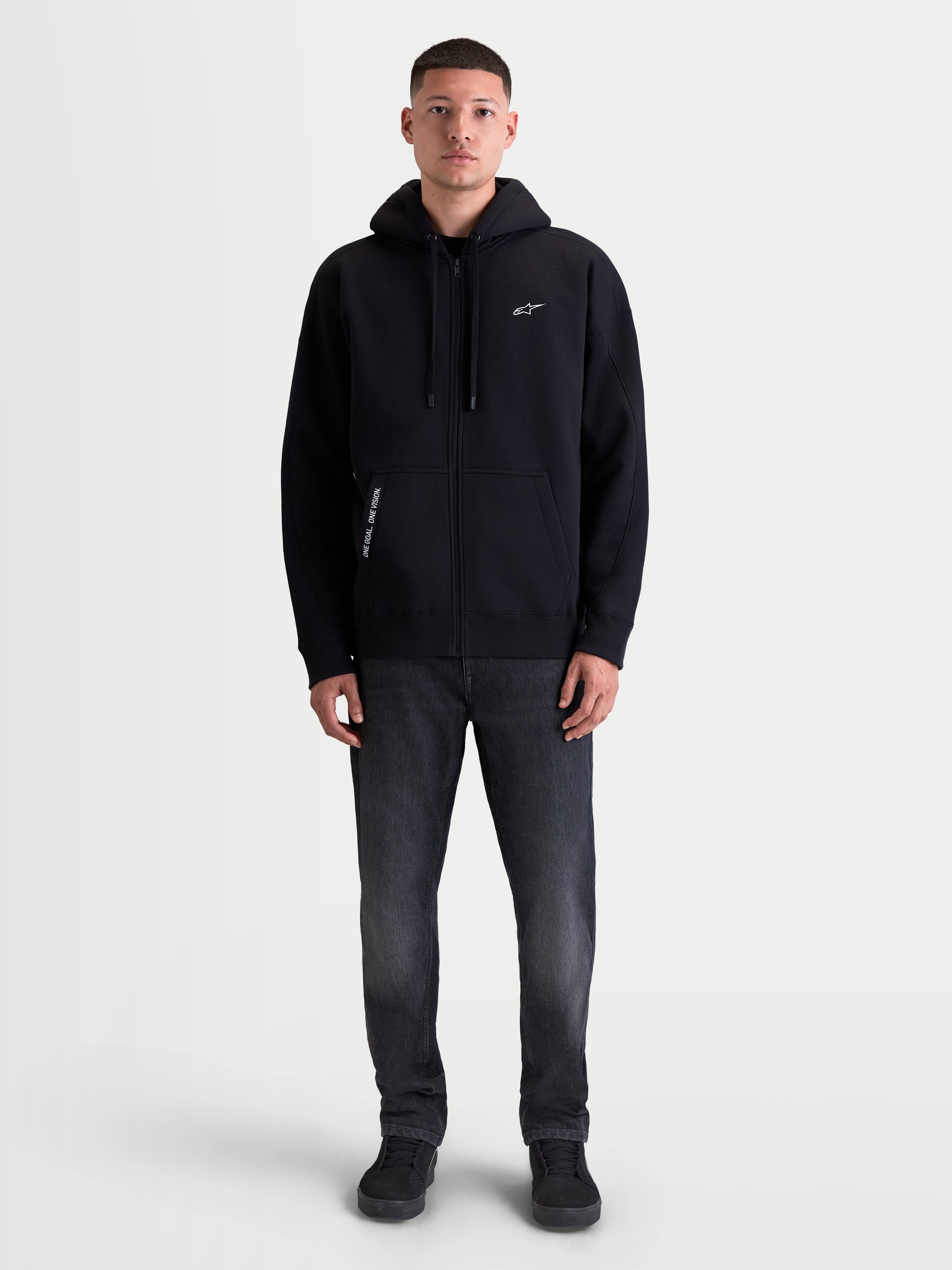 Alpinestars camisola com capuz Pioneer Oversized, hoodie de sportswear com fecho para homem, preto, corte oversized, fecho frontal Vislon, bolso canguru e detalhe 'One Goal. One Vision.'.