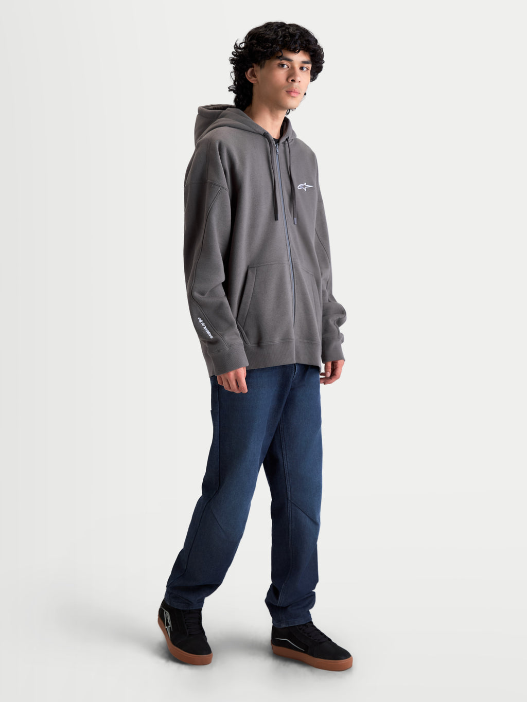Alpinestars camisola com capuz Entity Oversized, hoodie sportswear em fleece com fecho de correr, cinzento e branco, corte oversized, fecho Vislon, bolsos canguru e logótipo bordado, casual e inspirado no motorsport.