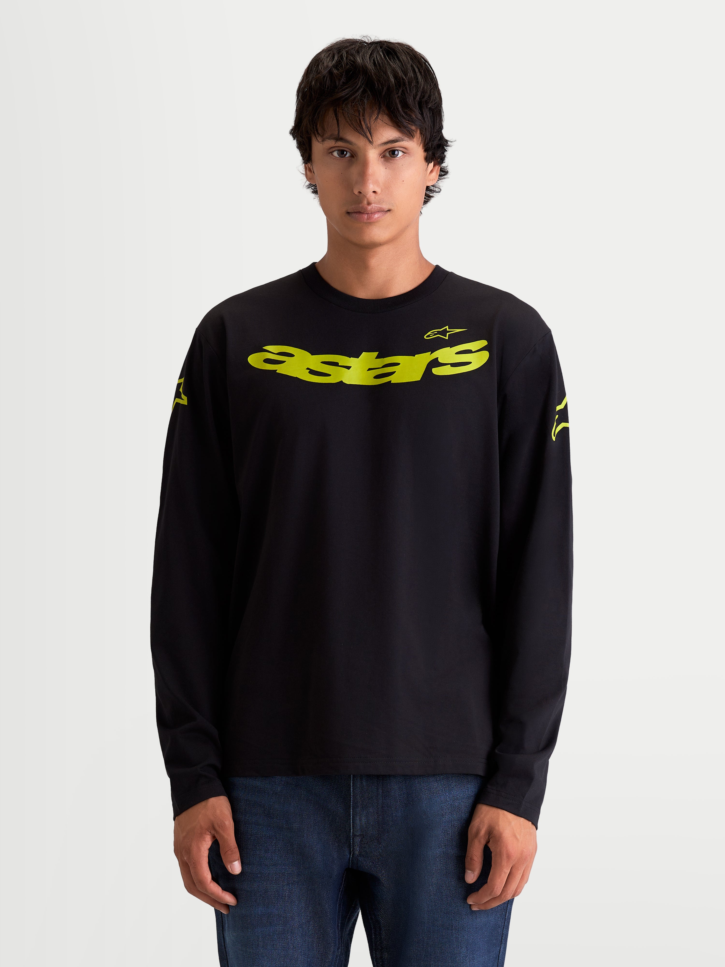 Alpinestars T-Shirt Velocifier CSF, t-shirt de manga comprida para homem, preta com gráfico Astars curvo em amarelo no peito e logótipos nos ombros, casual sportswear de inspiração motorsport.