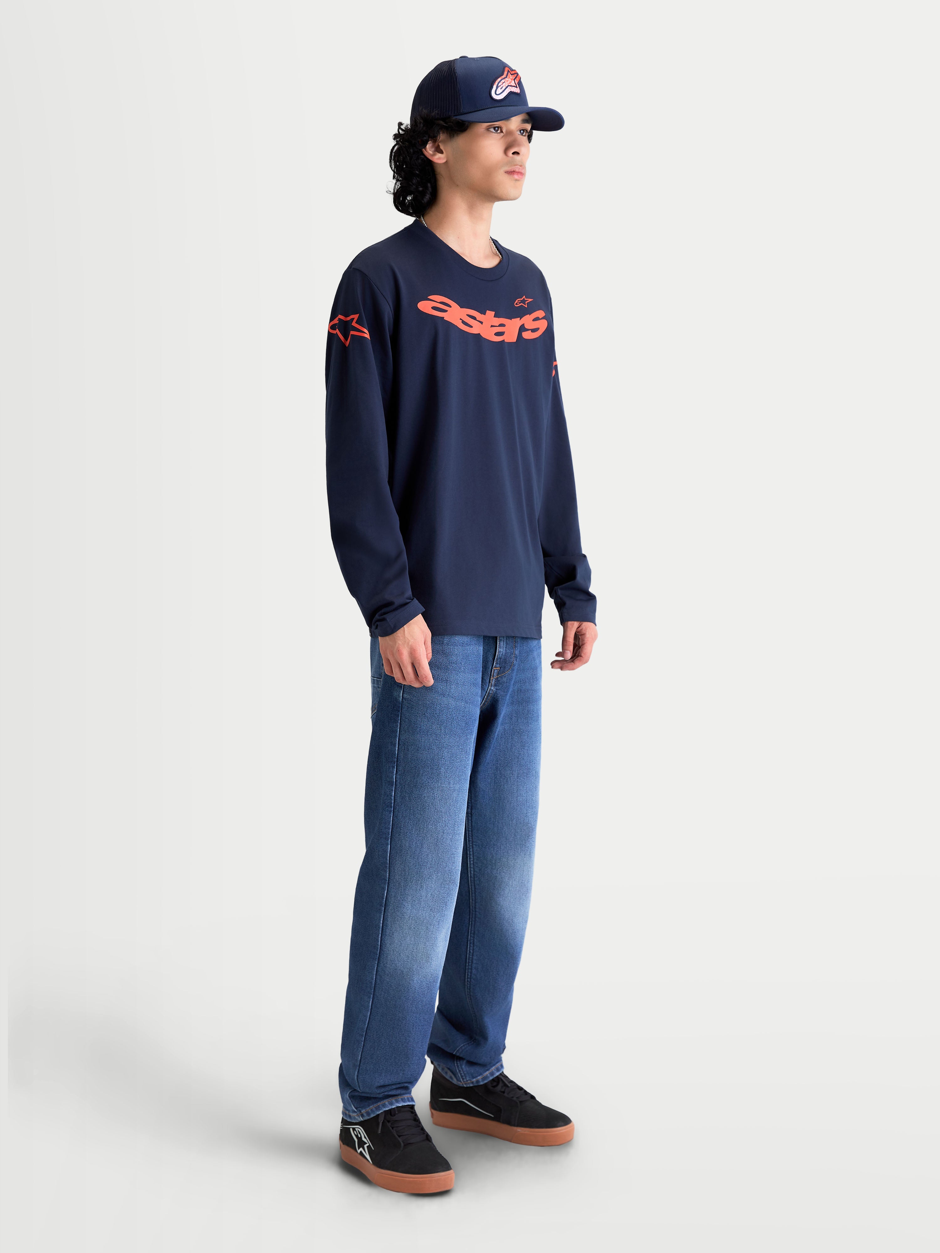 Alpinestars T-shirt Velocifier CSF, t-shirt de manga comprida para homem, azul-marinho e laranja, com gráfico Astars curvo e logótipos nos ombros, mistura de algodão e poliéster reciclado, modelo em estilo casual.