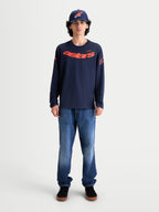 Alpinestars T-Shirt Velocifier CSF, t-shirt de manga comprida azul-marinho com grafismo Astars curvo vermelho no peito e logótipos nos ombros, modelo masculino, casual sportswear.