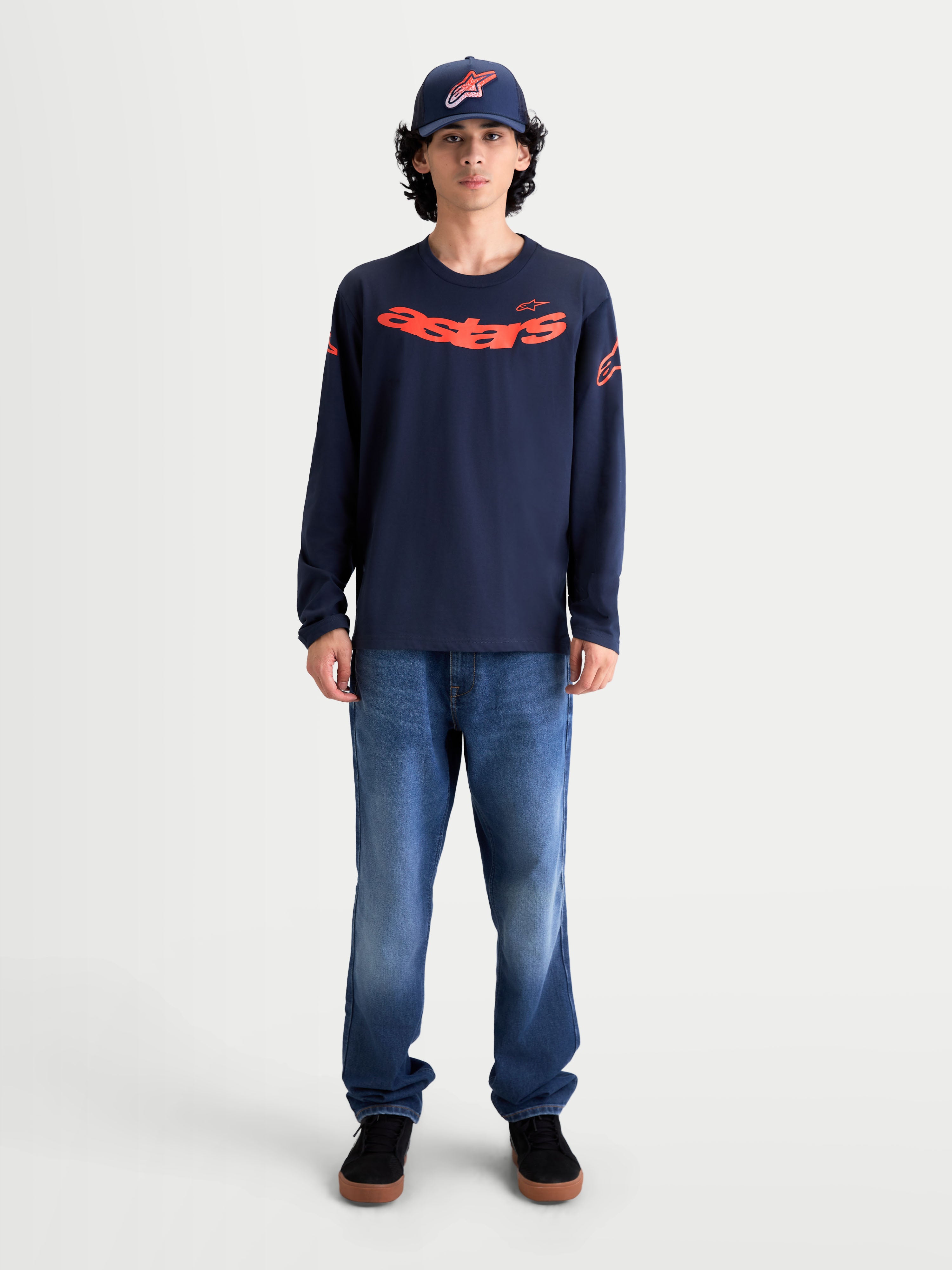 Alpinestars T-Shirt Velocifier CSF, t-shirt de manga comprida azul-marinho com grafismo Astars curvo vermelho no peito e logótipos nos ombros, modelo masculino, casual sportswear.