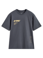 Alpinestars Chalk Oversized CSF Tee, t-shirt de manga curta cinzenta com logótipo Astars e branding lateral vertical.