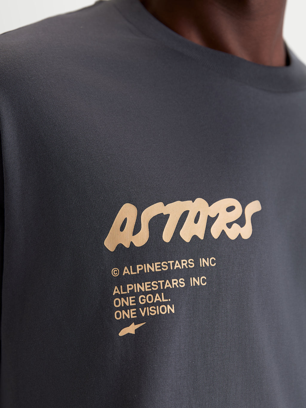 Alpinestars T-Shirt Chalk Oversized CSF, t-shirt de manga curta cinzenta-escura e bege, casual sportswear, pormenor em grande plano do logótipo frontal Astars de toque suave e branding One Goal One Vision, corte oversized.