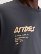 Alpinestars T-Shirt Chalk Oversized CSF, t-shirt de manga curta cinzenta-escura e bege, casual sportswear, pormenor em grande plano do logótipo frontal Astars de toque suave e branding One Goal One Vision, corte oversized.