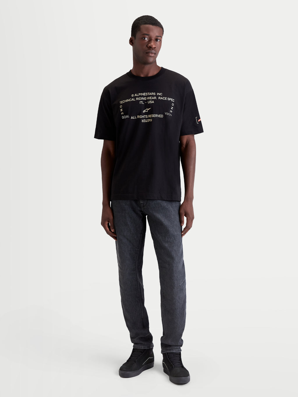 Alpinestars t-shirt Infinity Oversized CSF, t-shirt de manga curta para homem, preta com gráfico frontal técnico branco, corte oversized para conforto casual e estilo motorsport, mostrada num modelo.