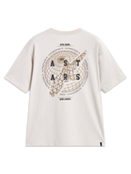 Alpinestars Latitude Oversized CSF Tee, t-shirt de manga curta bege, gráfico de globo e logótipo Astars nas costas.