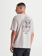 Alpinestars T-shirt Latitude Oversized CSF, t-shirt de manga curta para homem, cinzento-cimento, vista traseira com gráfico de globo grande, logótipo ASTARS e branding One Goal One Vision, corte oversized descontraído.