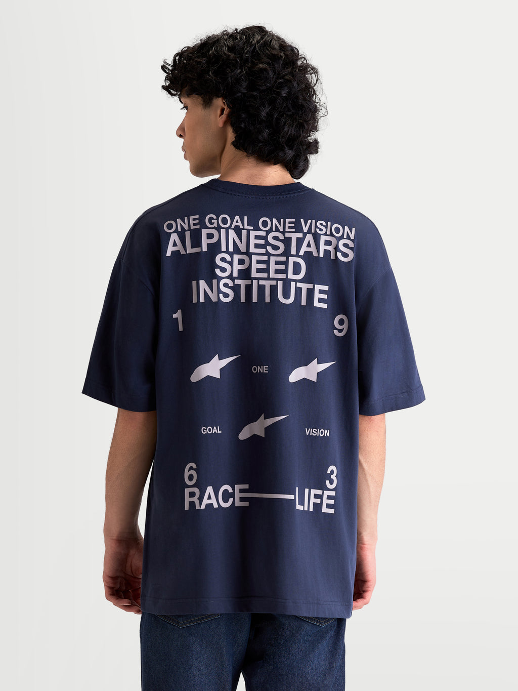Alpinestars Institute Oversized CSF Tee, t-shirt de manga curta para homem, azul-marinho, vista traseira com gráfico grande branco Speed Institute e 1963 Race-Life, corte oversized descontraído, sportswear casual.