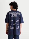 Alpinestars Institute Oversized CSF Tee, t-shirt de manga curta para homem, azul-marinho, vista traseira com gráfico grande branco Speed Institute e 1963 Race-Life, corte oversized descontraído, sportswear casual.