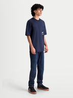 Alpinestars Institute Oversized SS CSF Tee, t-shirt de sportswear para homem, azul marinho, vista lateral no modelo com ajuste relaxado e logótipo branco no peito, mistura de algodão e poliéster premium.