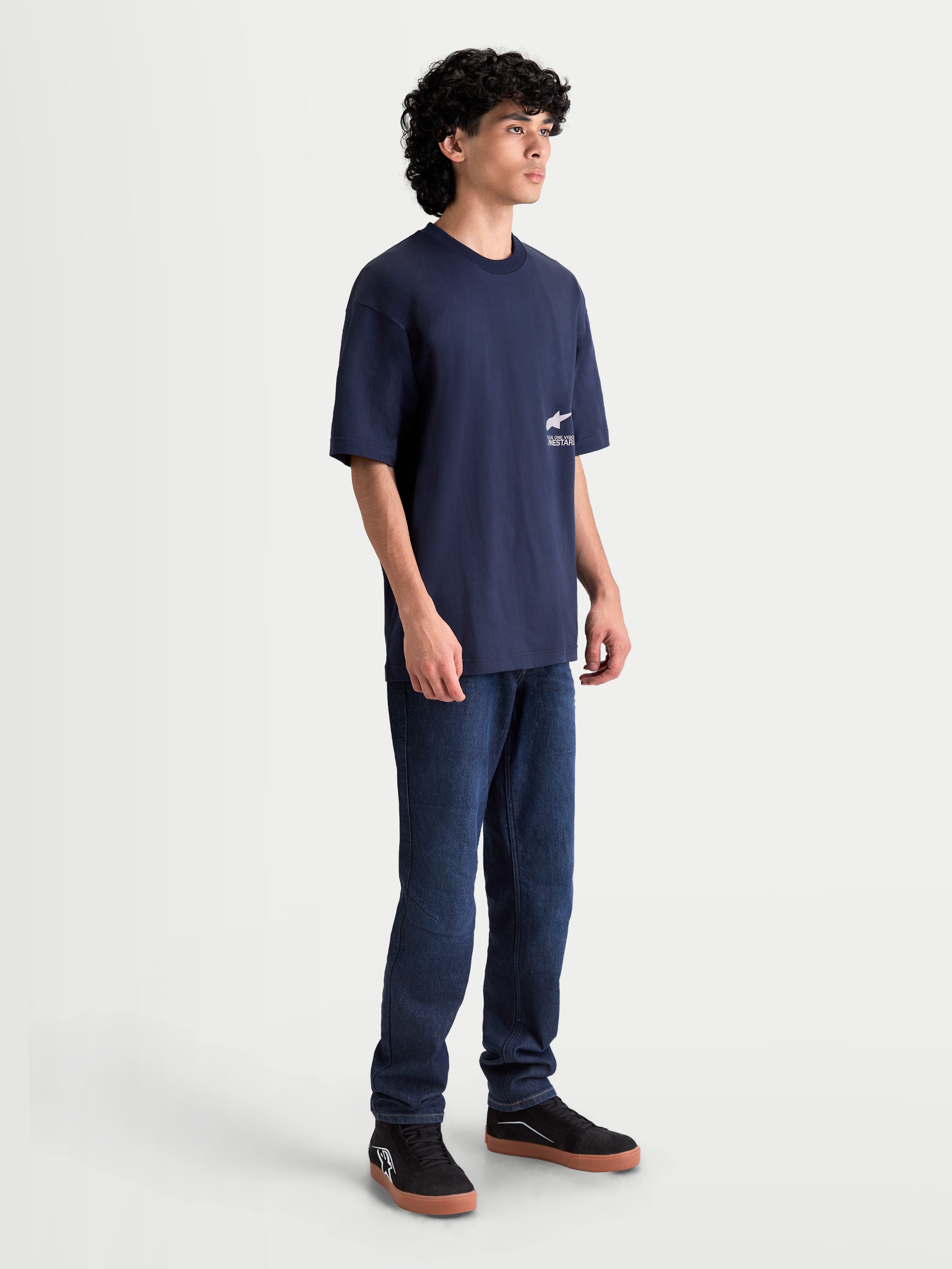 Alpinestars Institute Oversized SS CSF Tee, t-shirt de sportswear para homem, azul marinho, vista lateral no modelo com ajuste relaxado e logótipo branco no peito, mistura de algodão e poliéster premium.