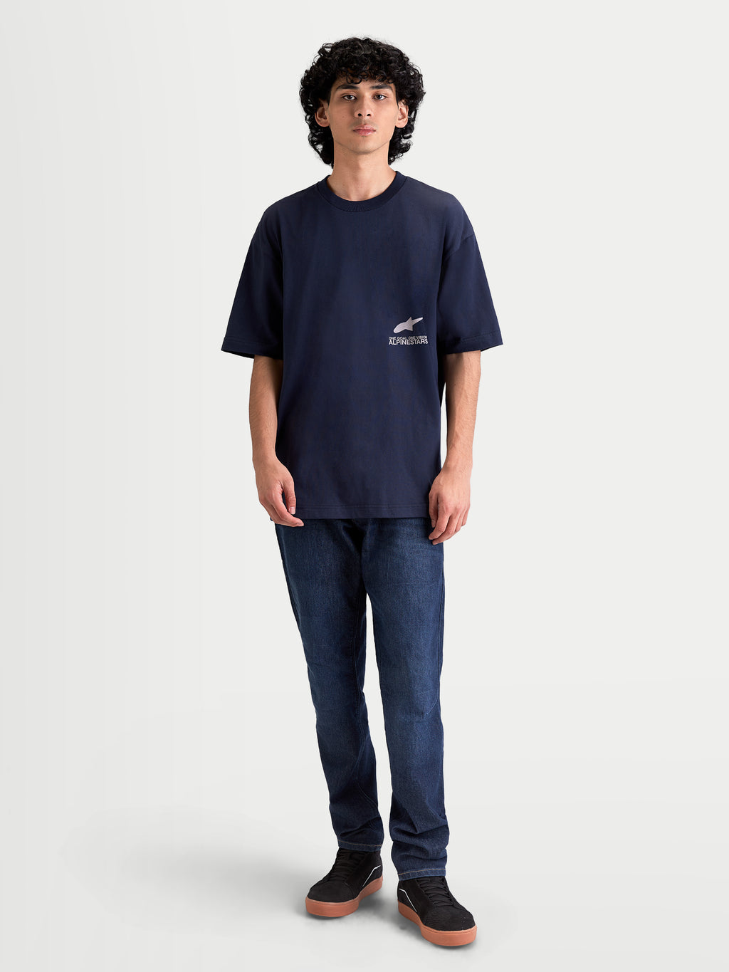 Alpinestars Institute Oversized Ss Csf Tee, t-shirt de manga curta para homem, azul-marinho, com corte oversized descontraído e logótipo frontal pequeno em branco, casual sportswear.