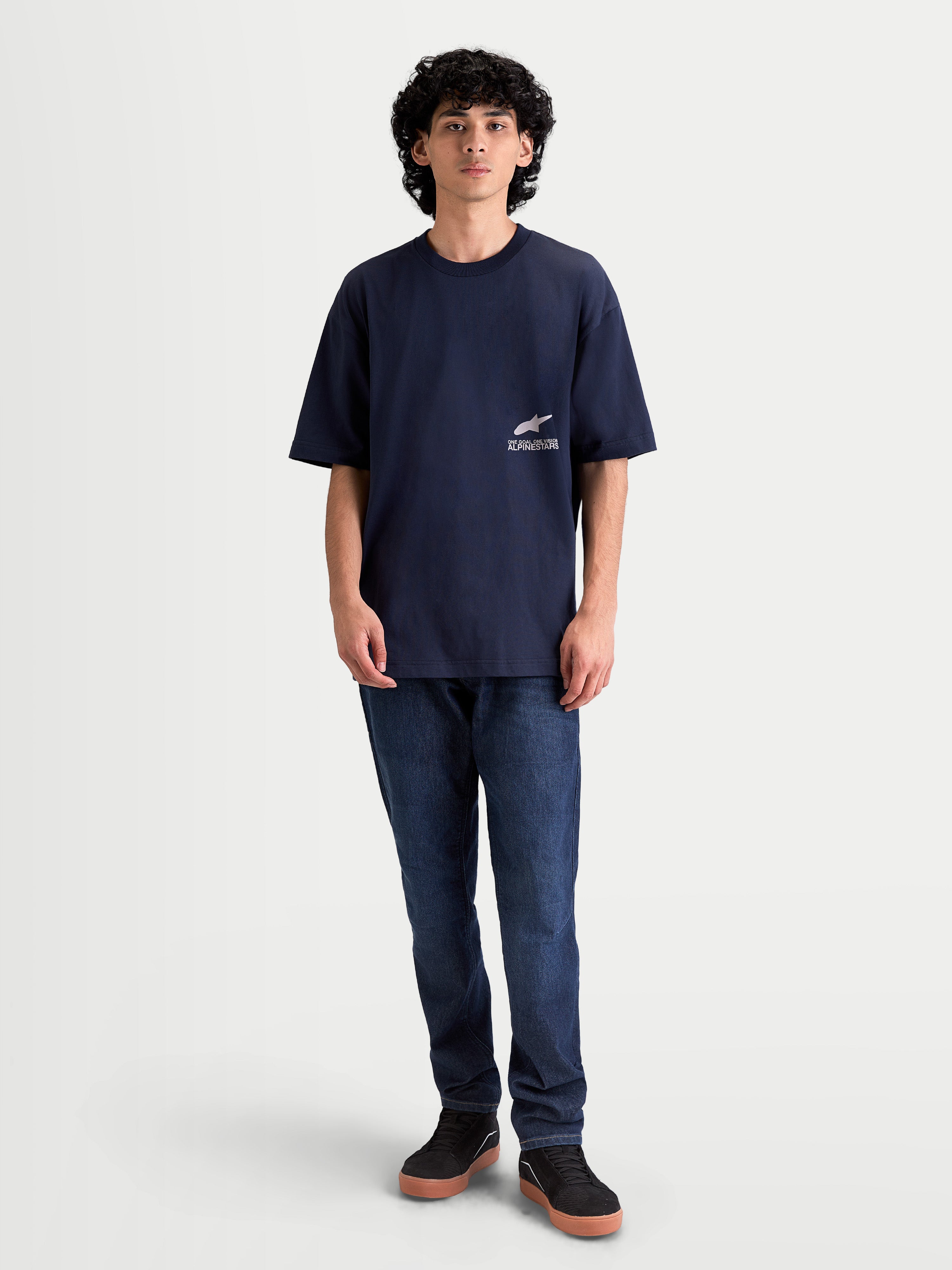 Alpinestars Institute Oversized Ss Csf Tee, t-shirt de manga curta para homem, azul-marinho, com corte oversized descontraído e logótipo frontal pequeno em branco, casual sportswear.