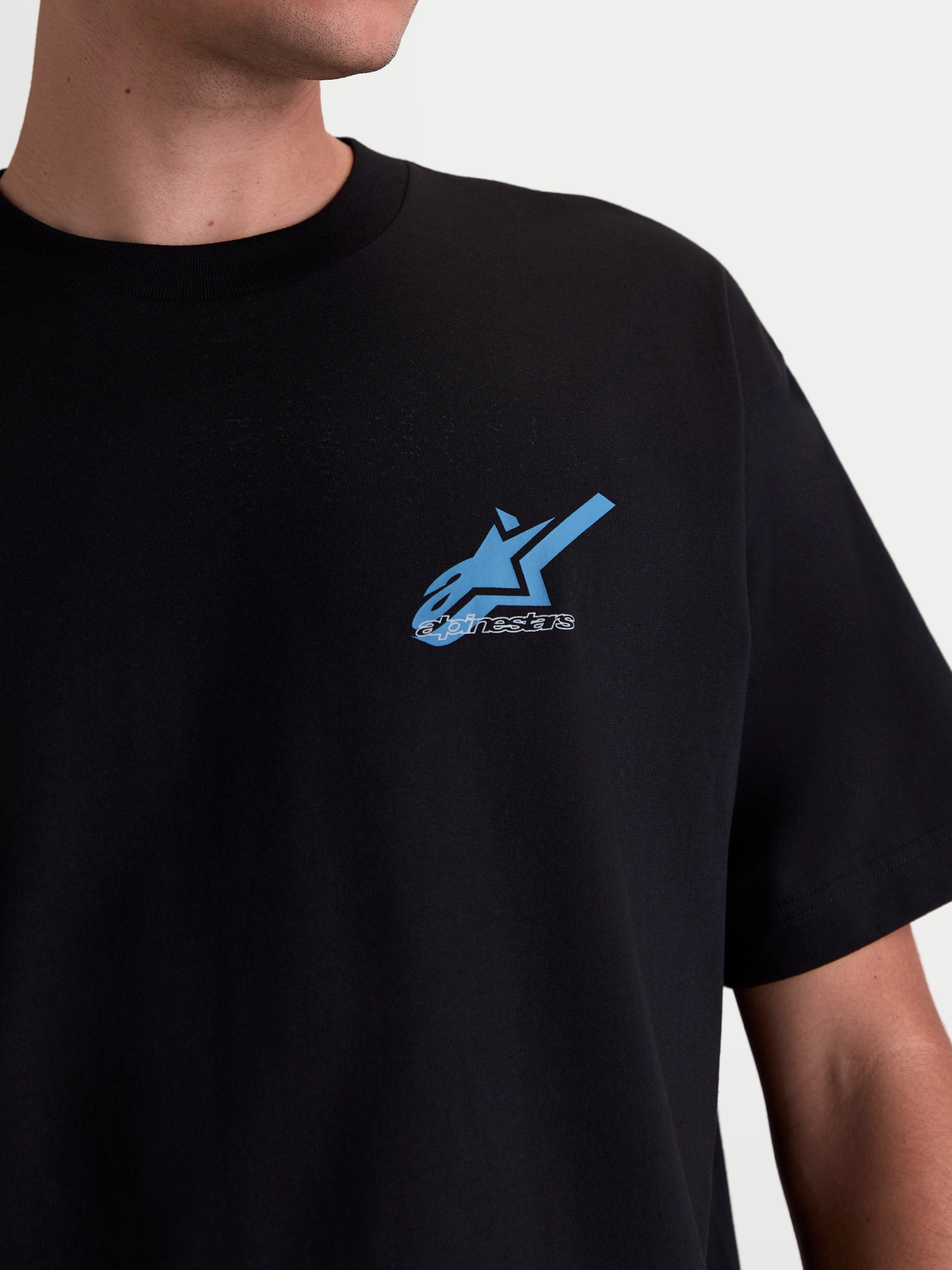 Alpinestars Ghost Oversized CSF, t-shirt de manga curta unissexo, preta, logótipo Astars azul e branco no peito, casual sportswear, vista em pormenor no modelo.