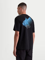 Alpinestars t-shirt Ghost Oversized CSF, t-shirt de manga curta para homem, preta com grafismo azul, vista traseira no modelo com logótipo Astars esbatido e texto Racing Ahead e One Goal. One Vision., ajuste oversized.