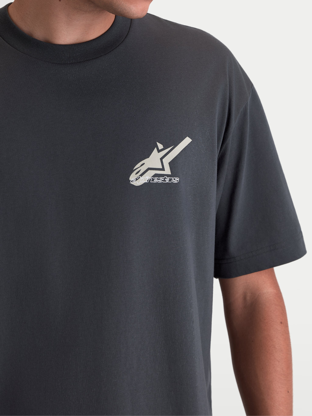 Alpinestars Ghost Oversized CSF T-shirt, t-shirt de manga curta cinzenta, vista em pormenor do logótipo Astars no peito, corte descontraído em mistura de algodão e poliéster, casual sportswear.