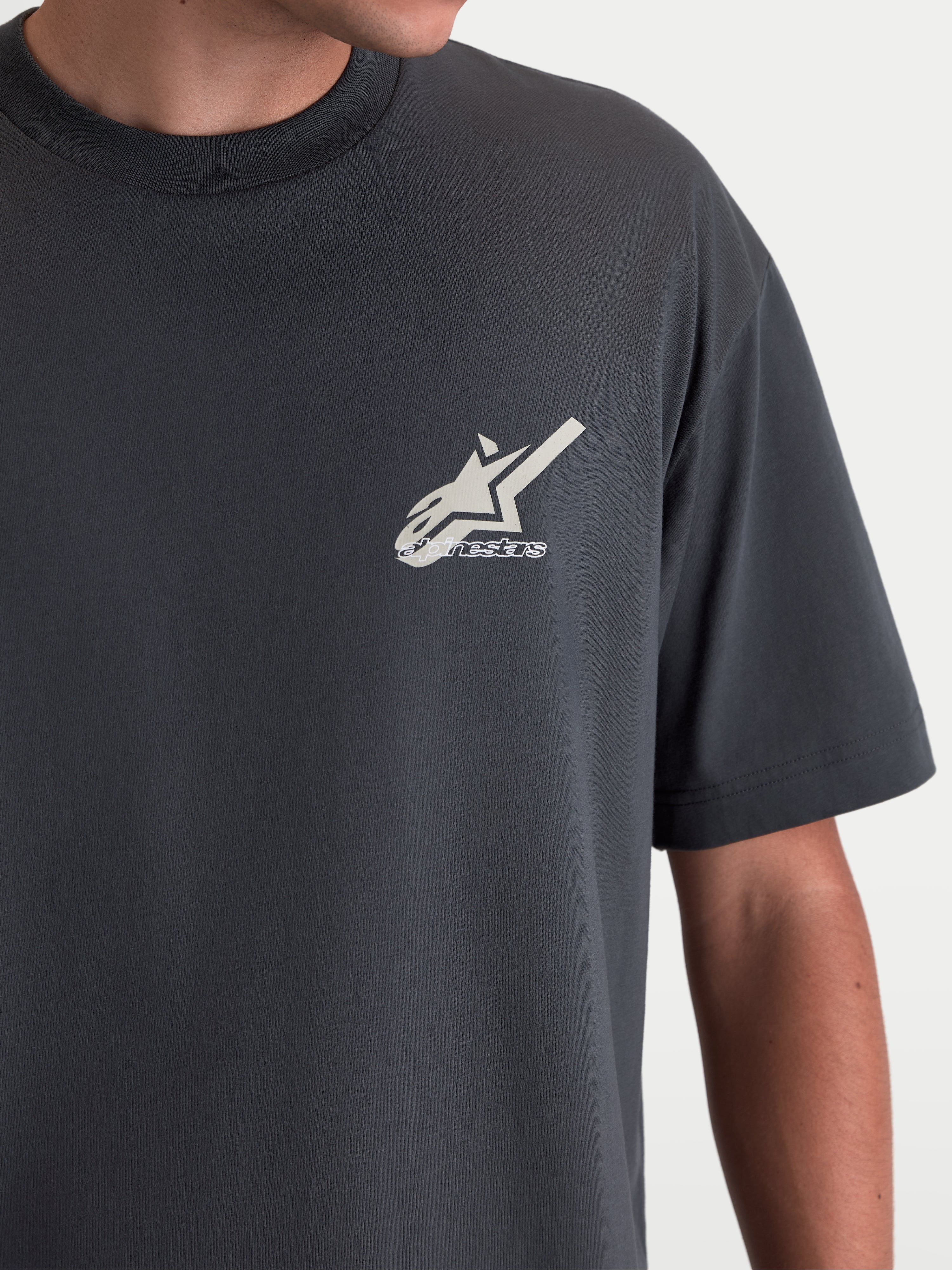 Alpinestars Ghost Oversized CSF T-shirt, t-shirt de manga curta cinzenta, vista em pormenor do logótipo Astars no peito, corte descontraído em mistura de algodão e poliéster, casual sportswear.