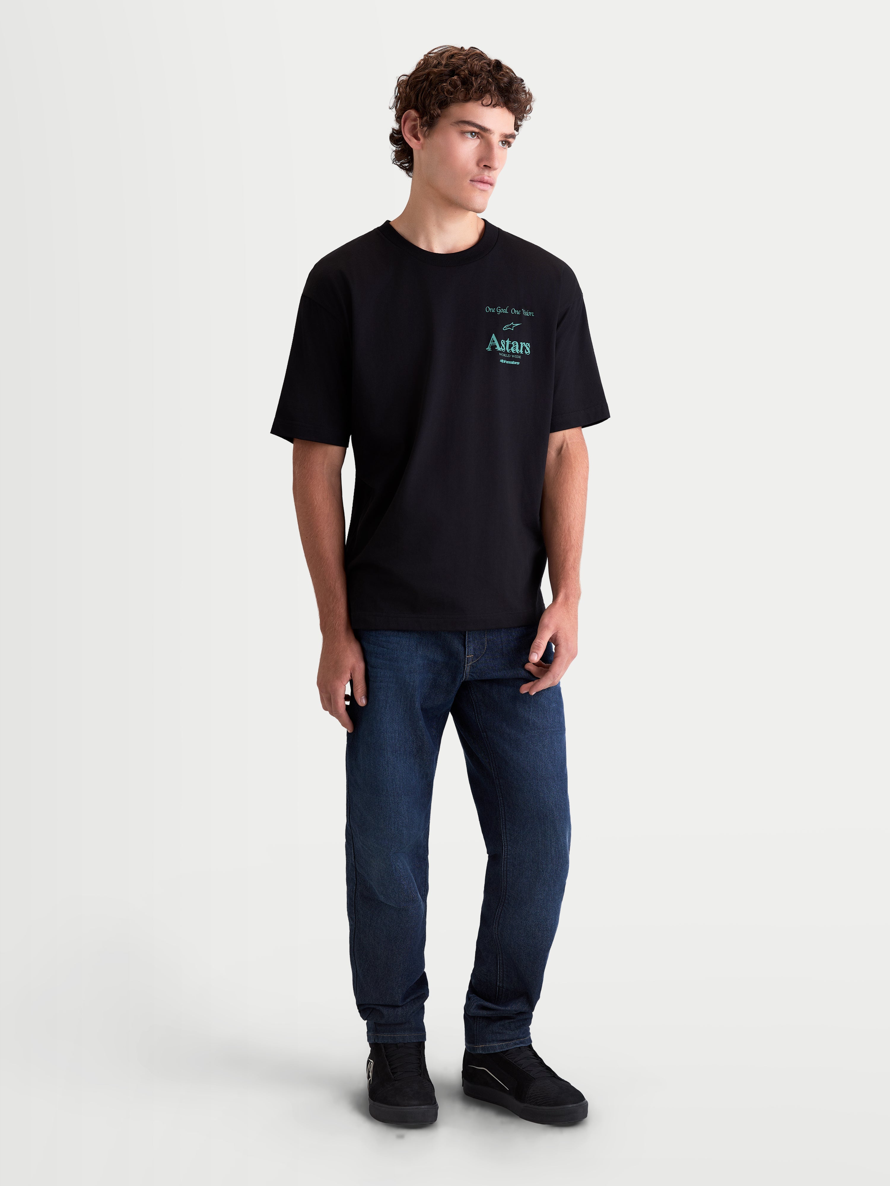 Alpinestars T-Shirt Post Oversized CSF, t-shirt de manga curta preta para homem, corte oversized, logótipo Astars gráfico em azul-turquesa no peito, casual sportswear, mostrada no modelo.