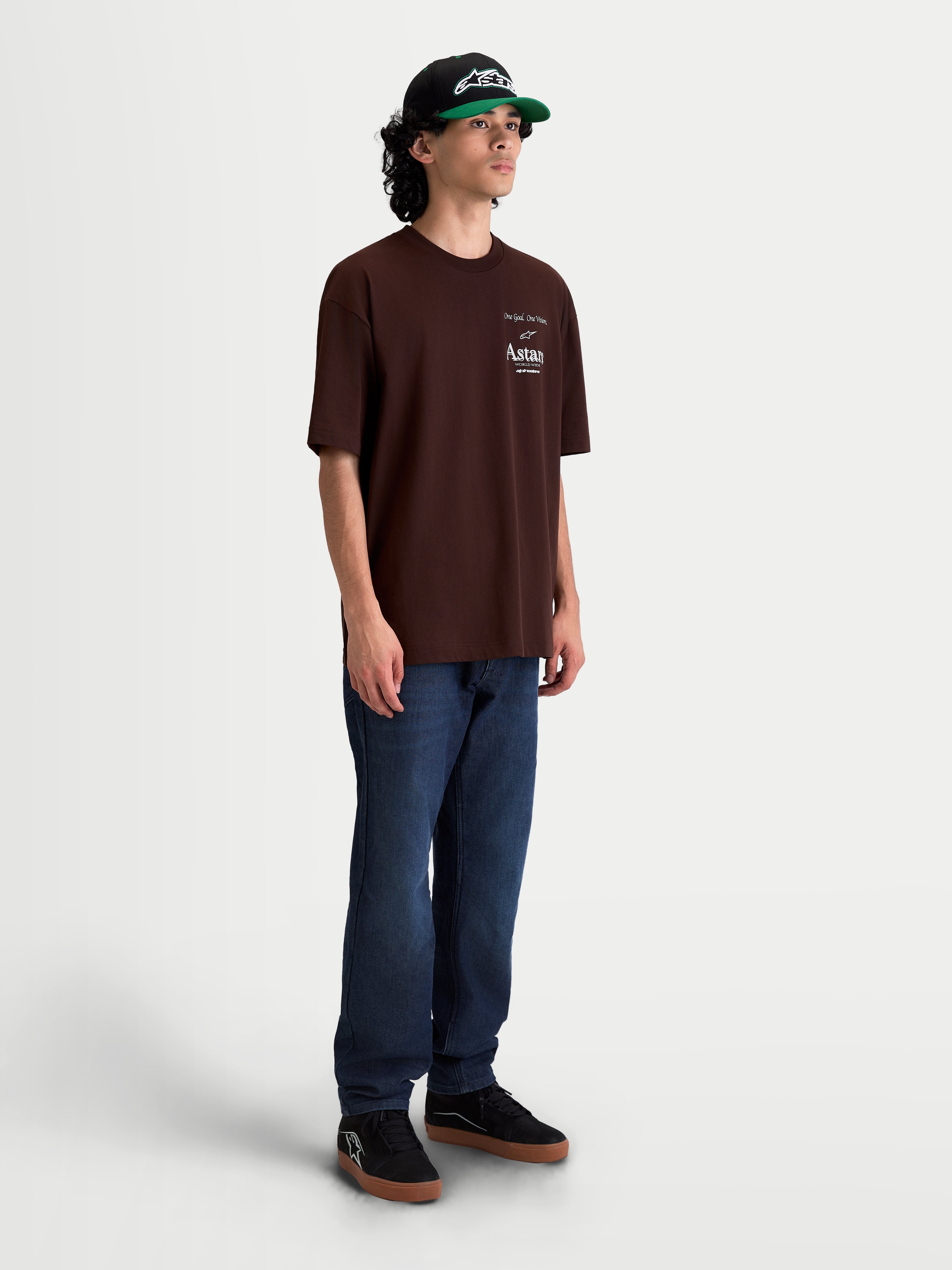 Alpinestars T-shirt Post Oversized CSF, t-shirt de manga curta para homem, castanha, ajuste oversized relaxado, gráfico frontal com logótipo Astars, construção premium em algodão e poliéster, casual sportswear mostrada em modelo.