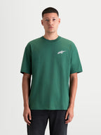 Alpinestars T-Shirt Checkback Oversized CSF, t-shirt de manga curta para homem, verde e branca, vista frontal no modelo, corte oversized relaxado e logótipo Astars no peito, casual inspirada no motorsport em mistura de algodão e poliéster