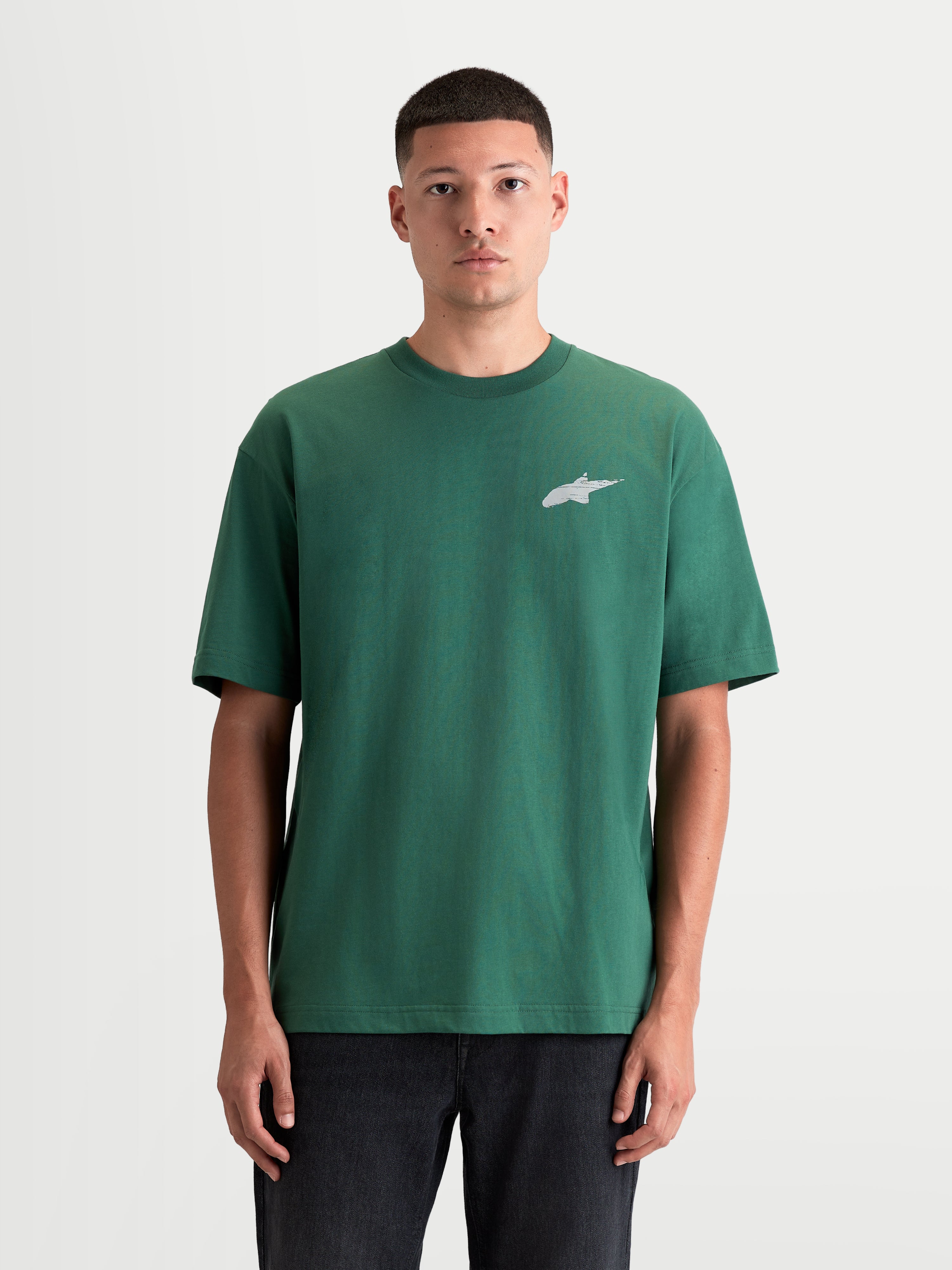 Alpinestars T-Shirt Checkback Oversized CSF, t-shirt de manga curta para homem, verde e branca, vista frontal no modelo, corte oversized relaxado e logótipo Astars no peito, casual inspirada no motorsport em mistura de algodão e poliéster