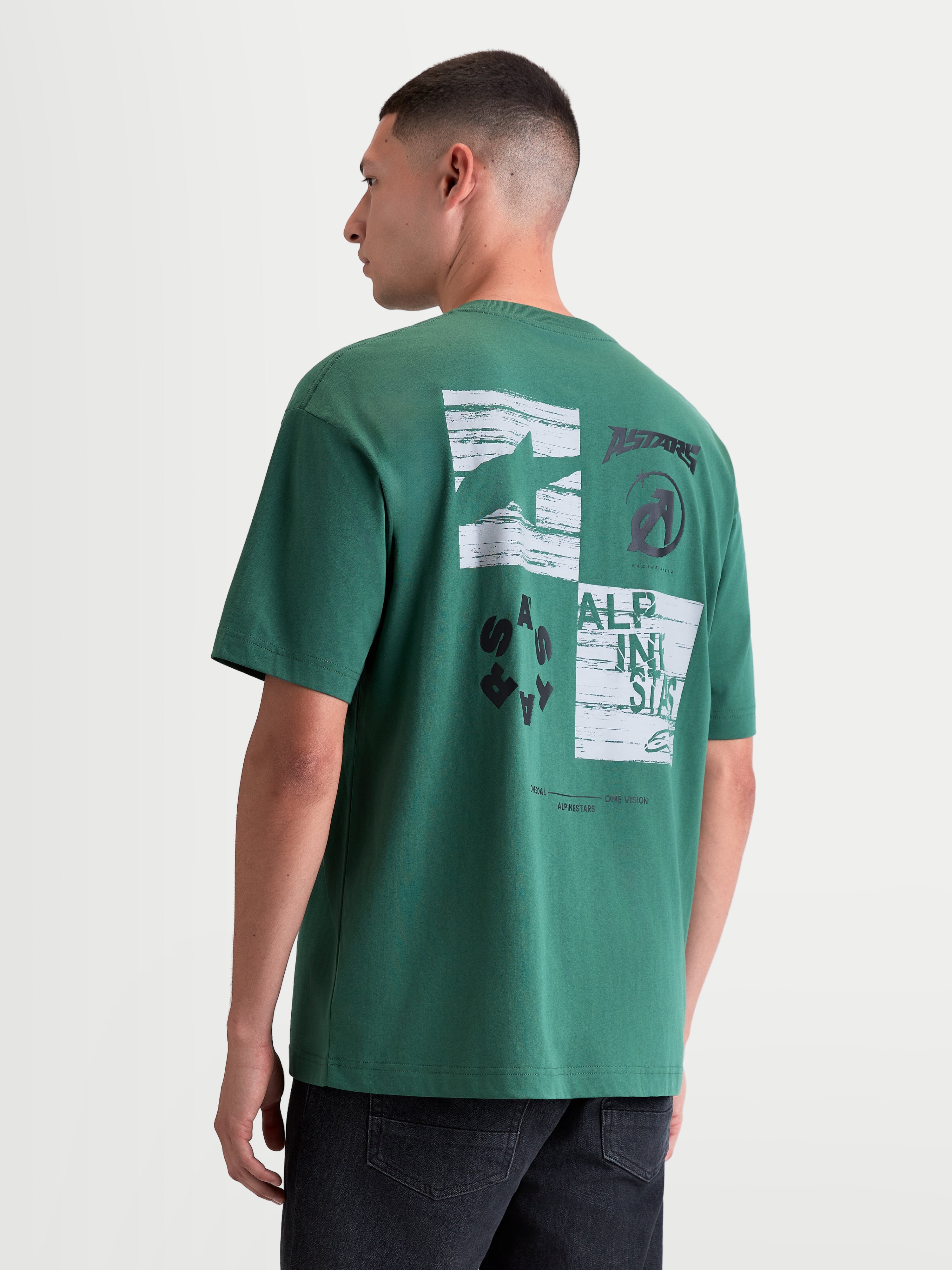 Alpinestars Checkback Oversized CSF, t-shirt de manga curta verde, vista traseira no modelo com gráfico xadrez em branco e preto, logótipo Astars e branding motorsport, corte oversized, sportswear casual.