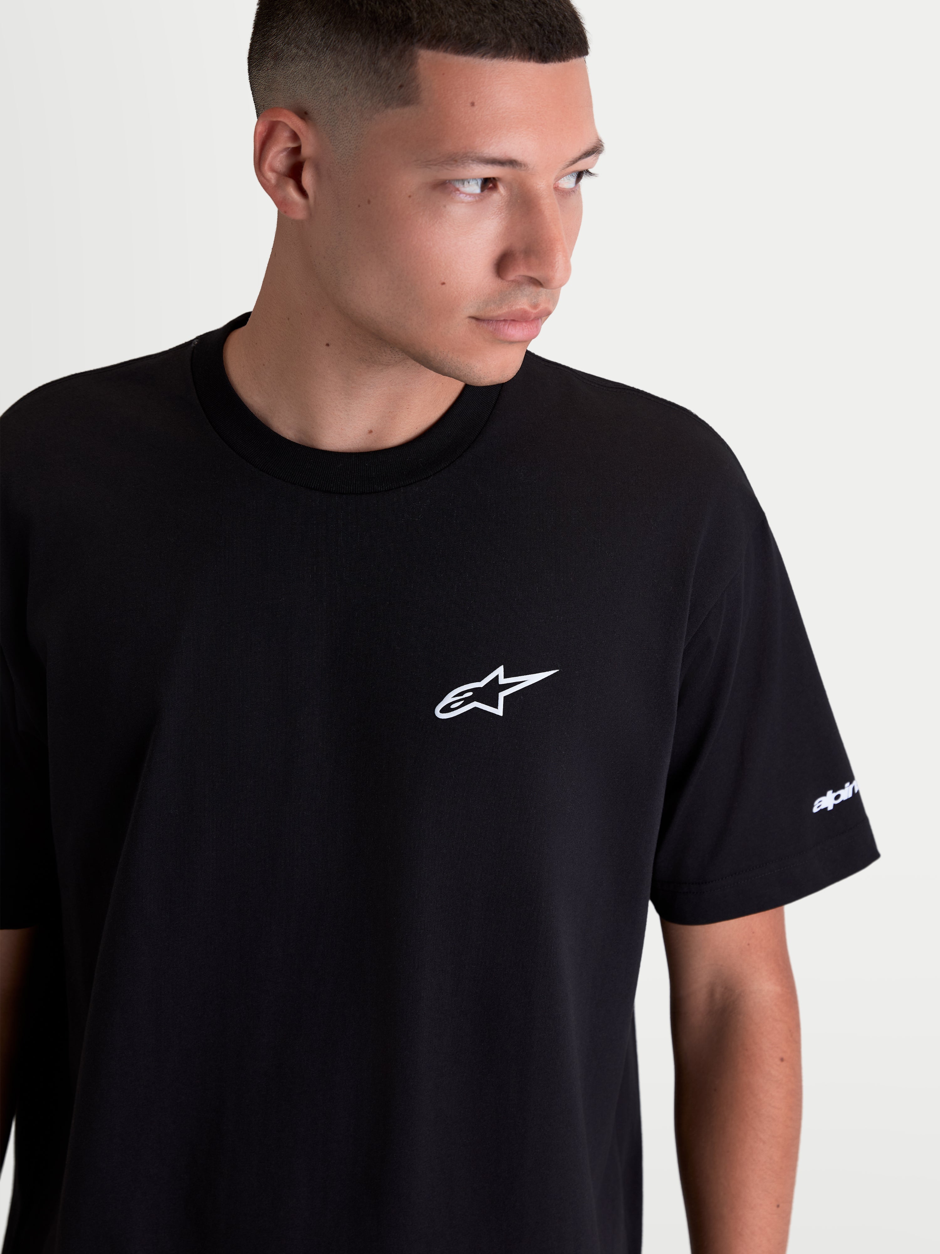 Alpinestars T-Shirt Mandate Oversized CSF, t-shirt de manga curta para homem, preta com logótipo Astars branco em puff print no peito e detalhe na manga, ajuste oversized descontraído, casual sportswear.