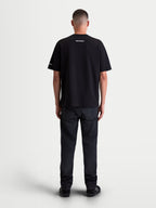 Alpinestars T-shirt Mandate Oversized CSF, t-shirt de manga curta unissexo, preta, vista traseira no modelo com gráficos brancos em puff print no pescoço e na manga, corte oversized descontraído, sportswear.