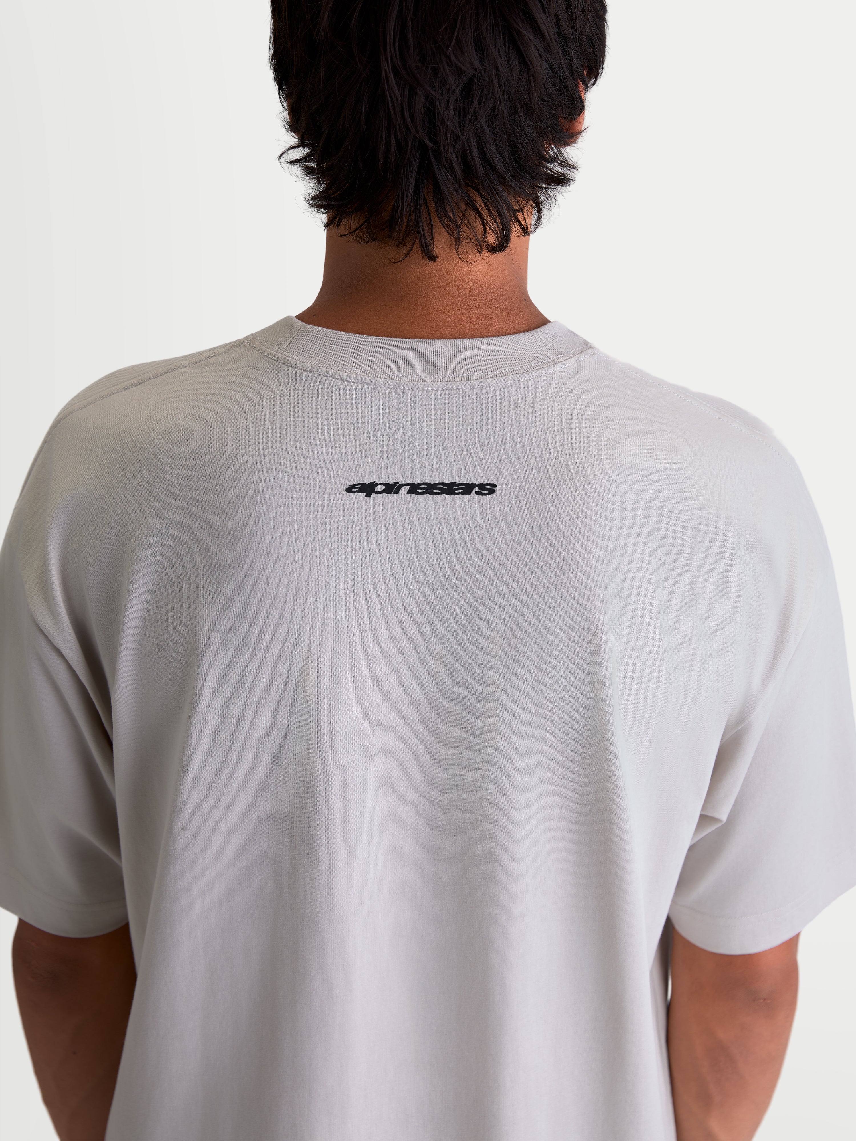 Alpinestars Mandate Oversized CSF Tee, t-shirt de manga curta cinzenta, vista traseira com logótipo Alpinestars preto na parte superior das costas, corte oversized, casual sportswear.