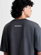 Alpinestars Mandate Oversized CSF Tee, t-shirt de manga curta unissexo cinzenta, casual sportswear, vista traseira com logótipo Alpinestars em puff print branco e corte oversized descontraído.
