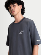 Alpinestars Mandate Oversized CSF, t-shirt de manga curta cinzenta, corte oversized, logótipo Astars em puff print branco no peito e detalhe na manga, unissexo, casual sportswear