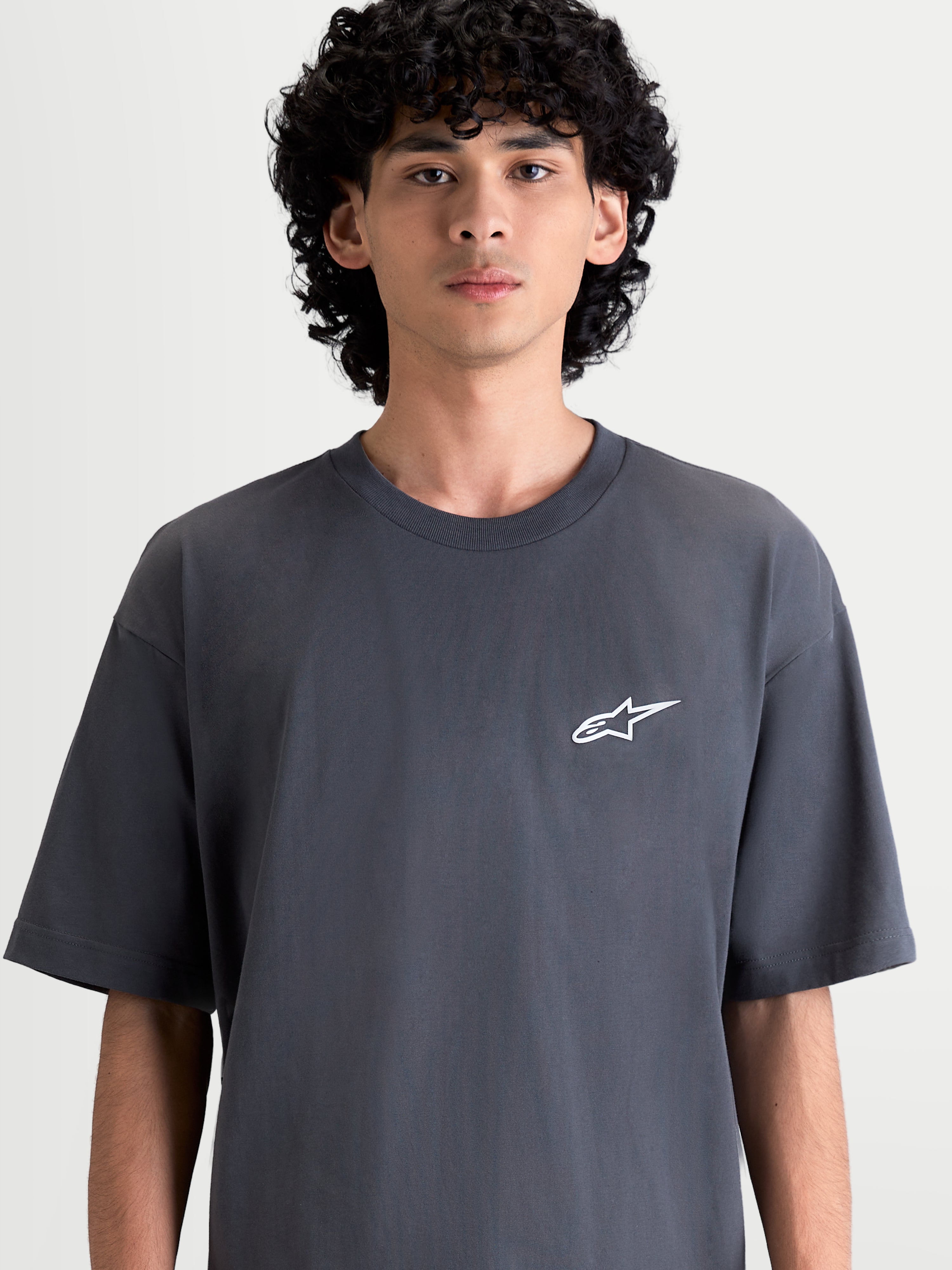 Alpinestars Mandate Oversized CSF, t-shirt de manga curta para homem cinzenta, logótipo Astars branco em relevo no peito, casual sportswear, modelo a vestir peça com corte oversized.