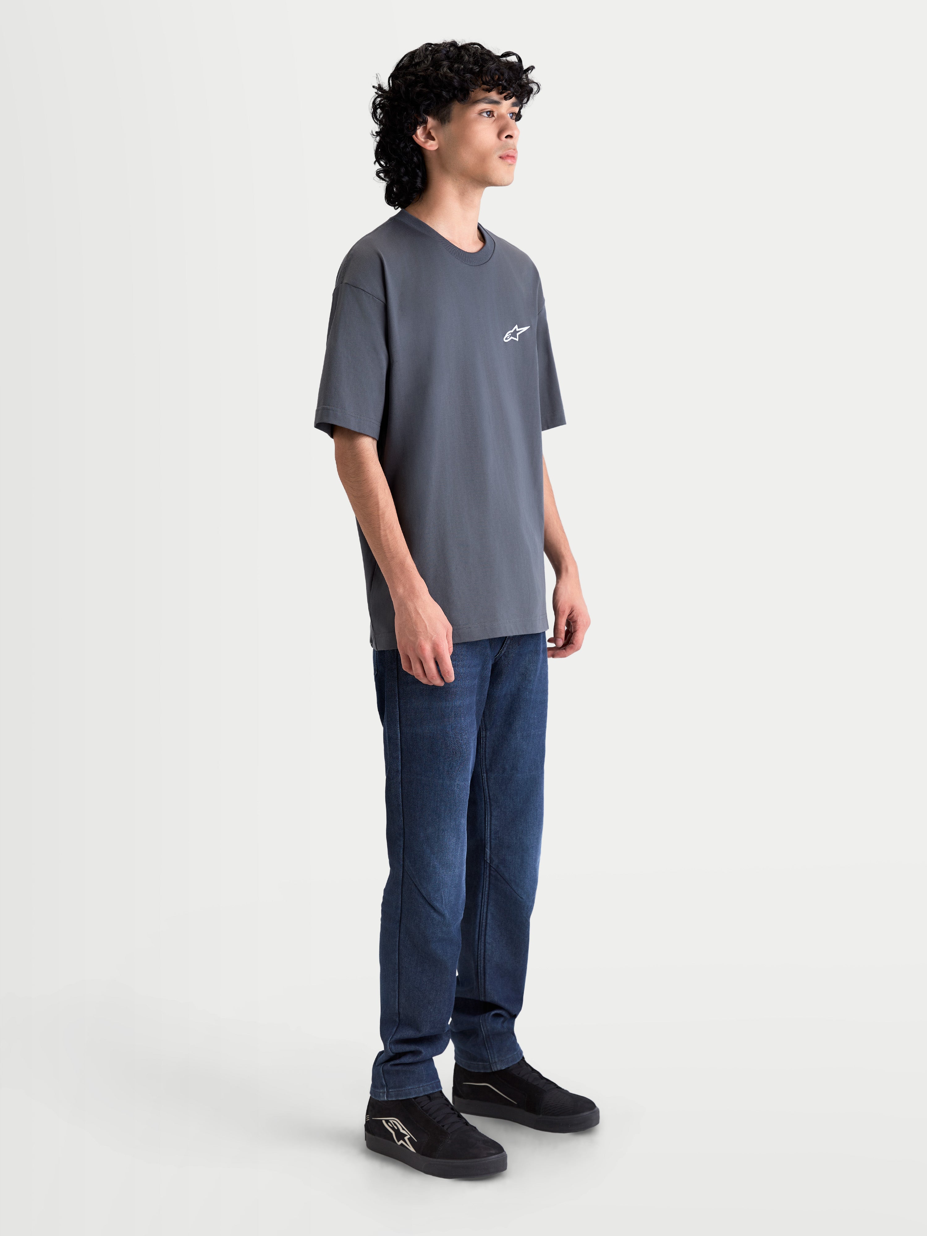 Alpinestars Mandate Oversized CSF, t-shirt de manga curta unissexo, cinzento, ajuste oversized descontraído e logótipo Astars em puff print, vista lateral no modelo, casual sportswear.
