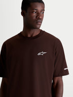Alpinestars T-Shirt Mandate Oversized CSF, t-shirt de manga curta castanha com logótipo Astars branco no peito, casual sportswear masculino, pormenor de modelo com ajuste oversized descontraído.