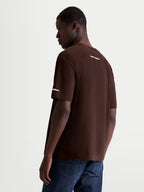 Alpinestars T-Shirt Mandate Oversized CSF, t-shirt de manga curta para homem, castanha, vista traseira com logótipo em puff print branco no ombro e na manga, ajuste oversized, casual sportswear.