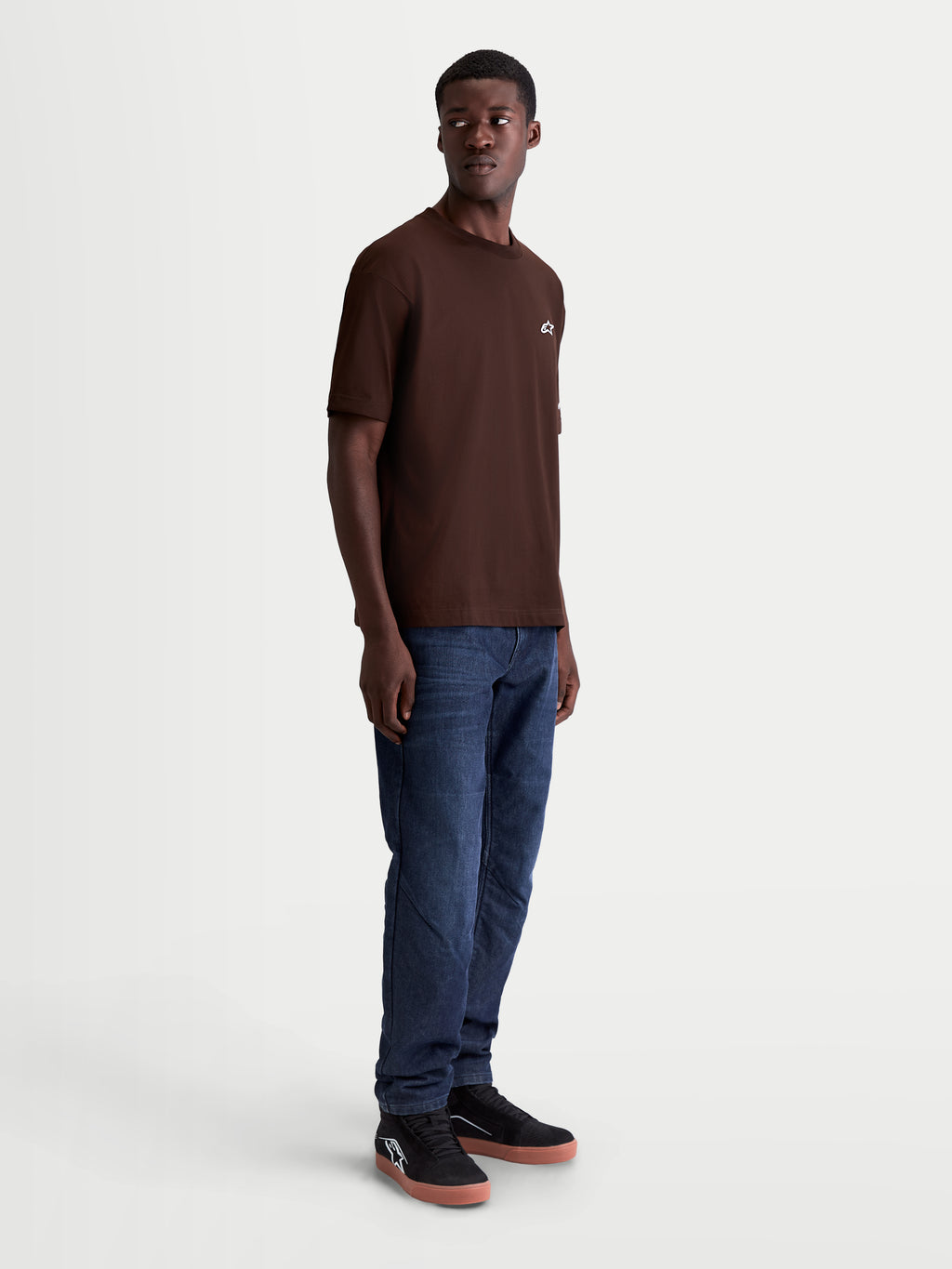 Alpinestars T-Shirt Mandate Oversized CSF, t-shirt de manga curta para homem, castanha, ajuste oversized descontraído, mistura de algodão e poliéster, logótipo Astars frontal em puff print, casual sportswear, vista no modelo