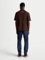 Alpinestars T-Shirt Mandate Oversized CSF, t-shirt de manga curta para homem, castanha, corte oversized descontraído, logótipo wordmark branco nas costas, vista traseira no modelo, sportswear casual
