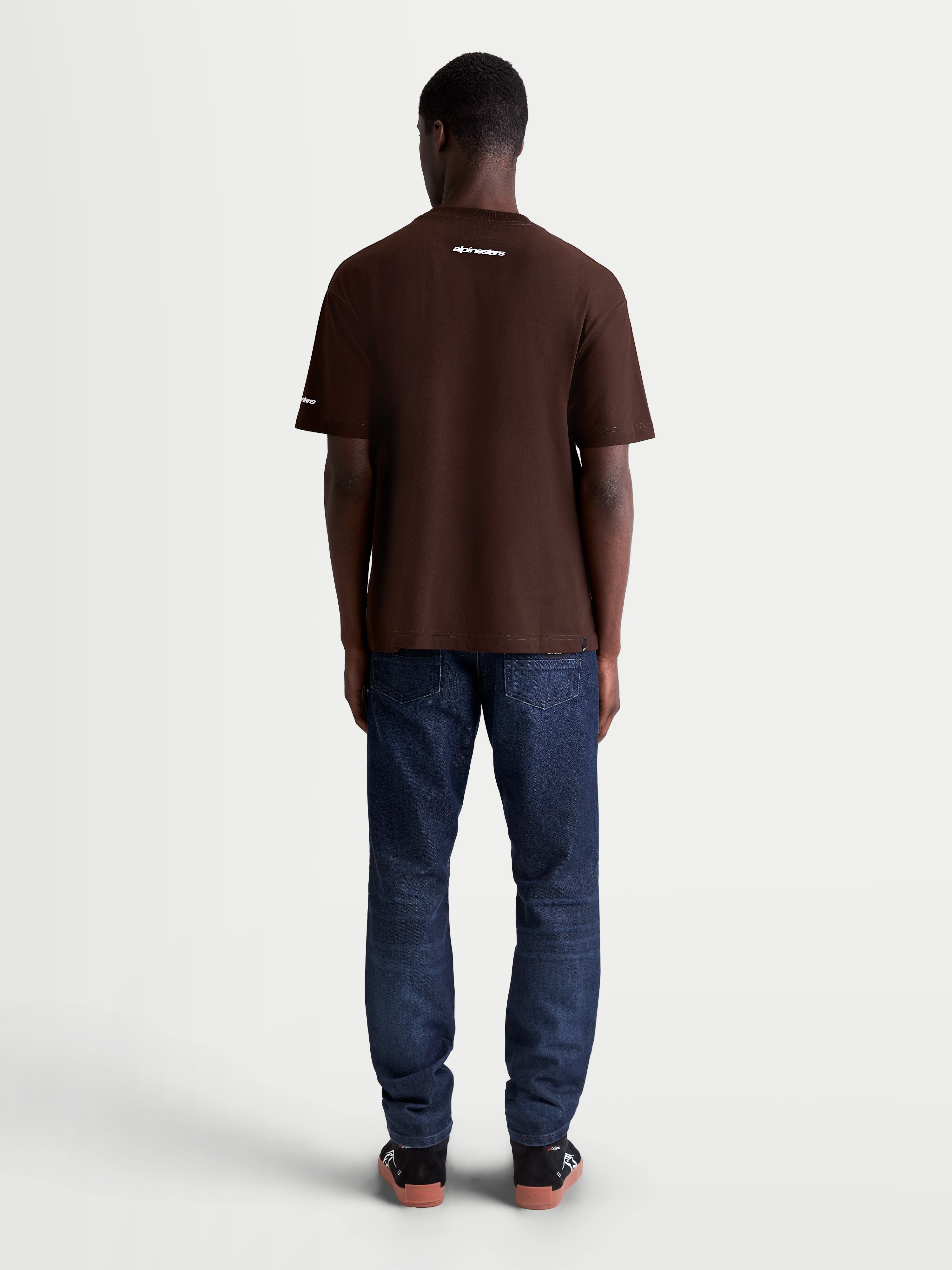Alpinestars T-Shirt Mandate Oversized CSF, t-shirt de manga curta para homem, castanha, corte oversized descontraído, logótipo wordmark branco nas costas, vista traseira no modelo, sportswear casual