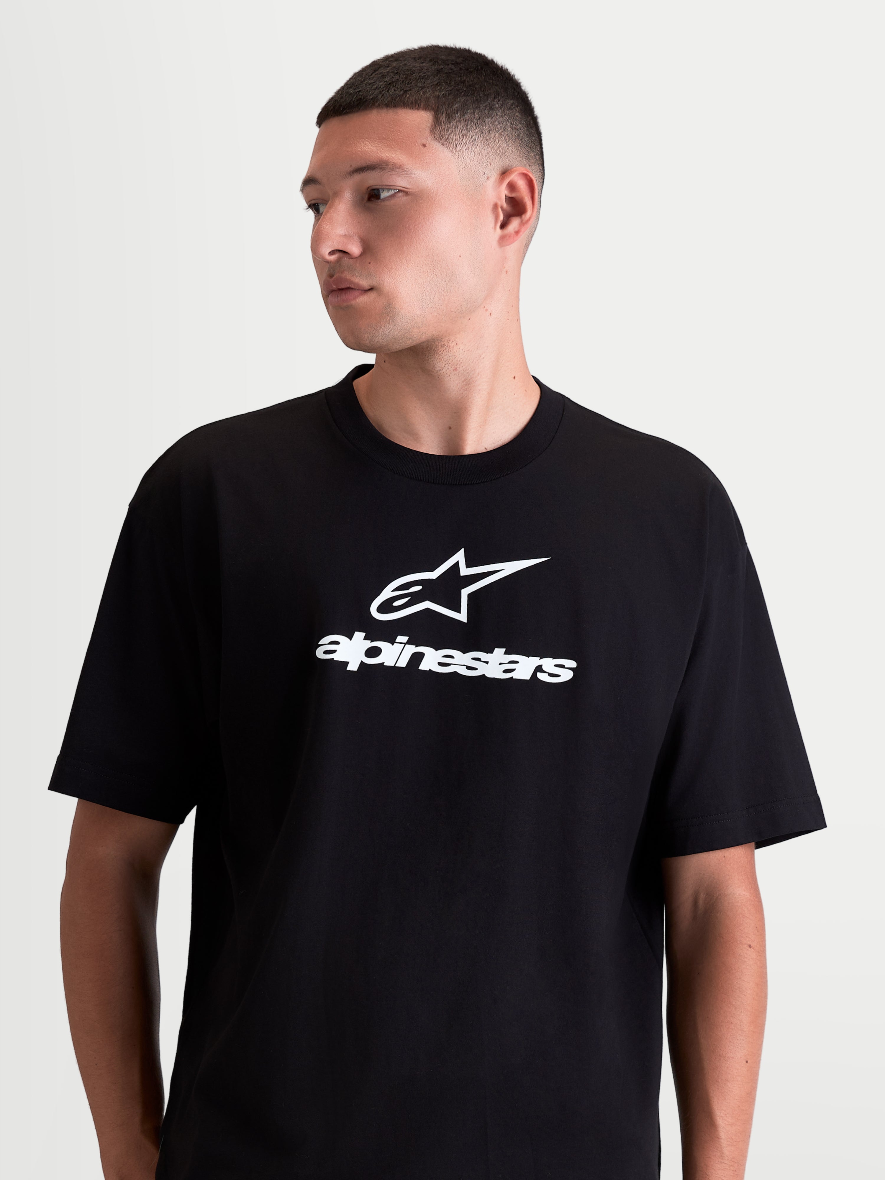 Alpinestars Prelude Oversized CSF Tee, t-shirt de manga curta para homem, preta e branca, corte largo com logótipo Astars e branding no peito, casual sportswear em mistura de algodão e poliéster.