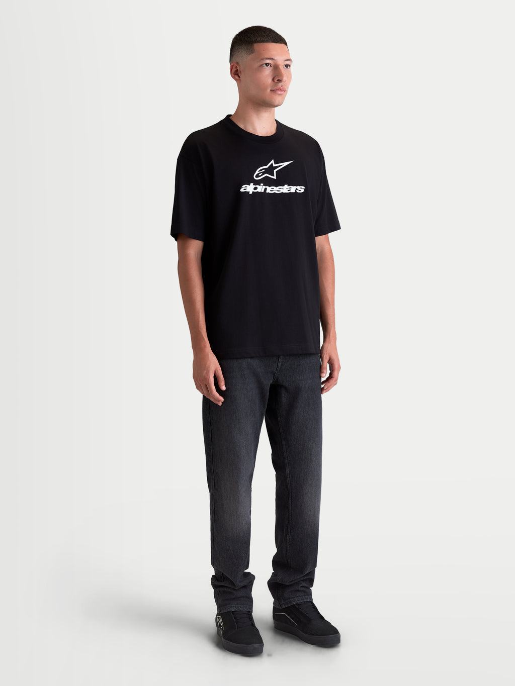 Alpinestars T-shirt Prelude Oversized CSF, t-shirt de manga curta para homem, corte largo oversized para um estilo casual, preta com logótipo frontal branco, sportswear em mistura de algodão e poliéster.