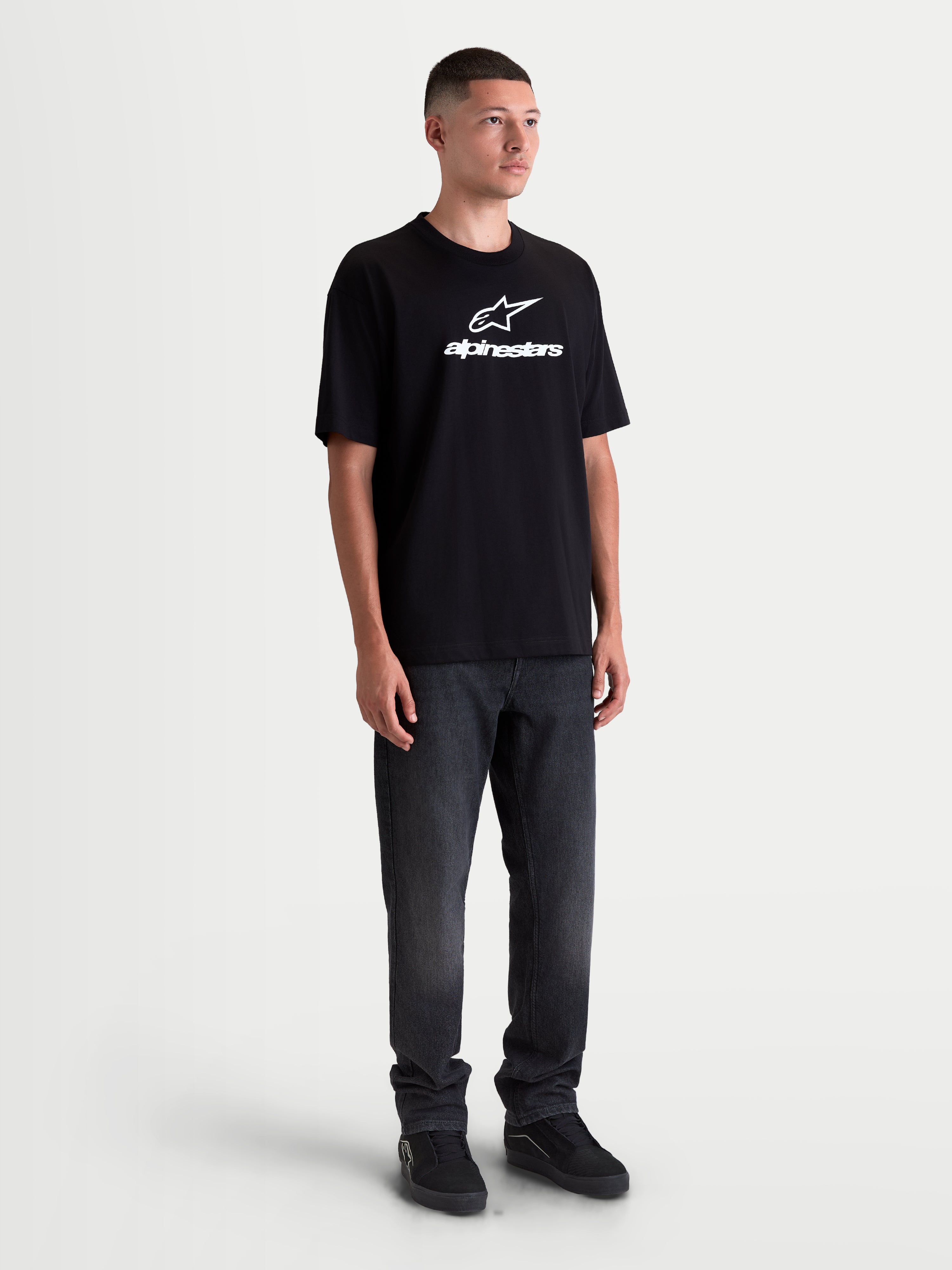 Alpinestars T-shirt Prelude Oversized CSF, t-shirt de manga curta para homem, corte largo oversized para um estilo casual, preta com logótipo frontal branco, sportswear em mistura de algodão e poliéster.
