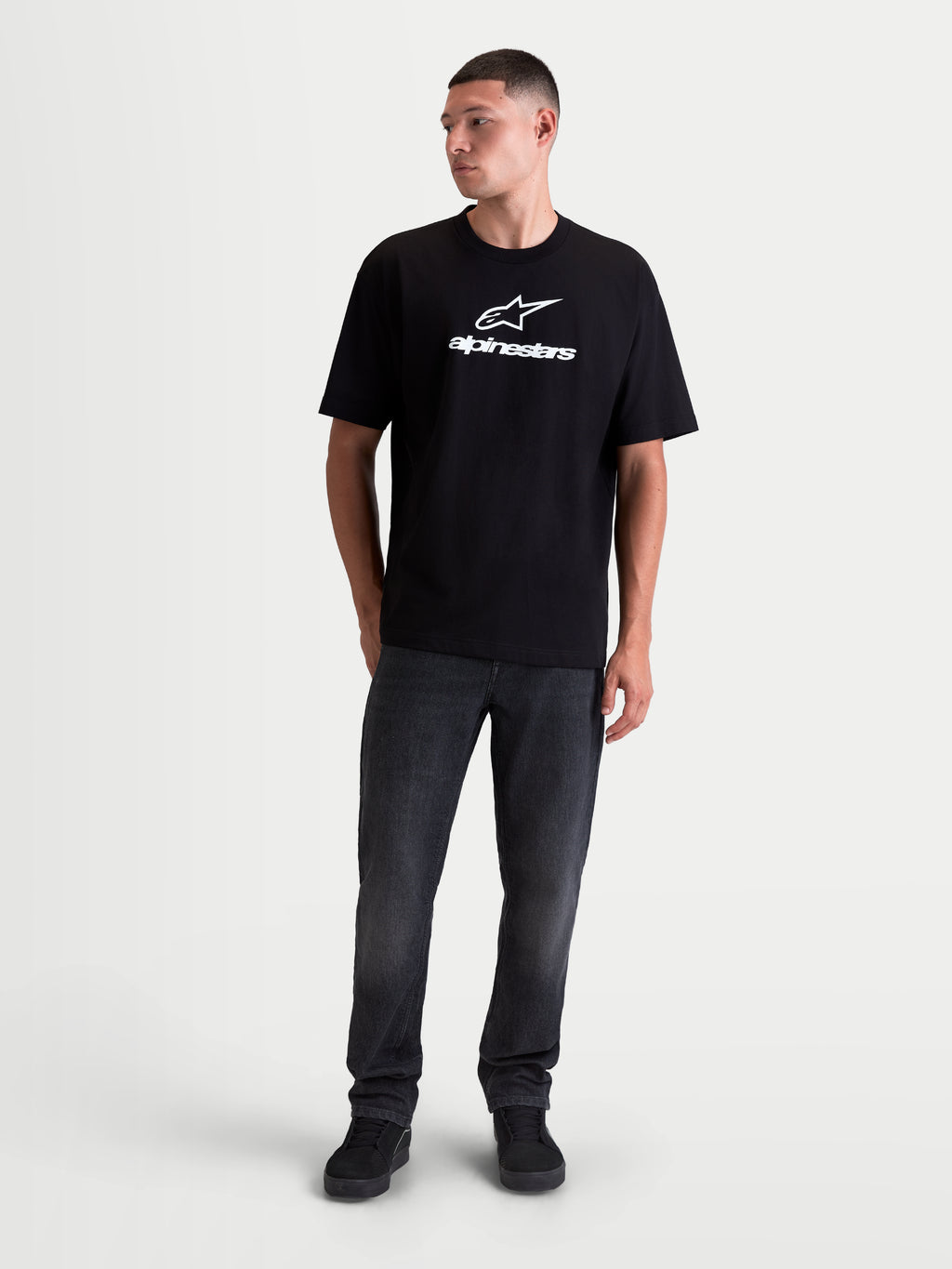 Alpinestars Prelude Oversized CSF, t-shirt de manga curta para homem, preta com logótipo frontal branco, corte largo e descontraído em mistura de algodão e poliéster, vista frontal no modelo, sportswear casual.