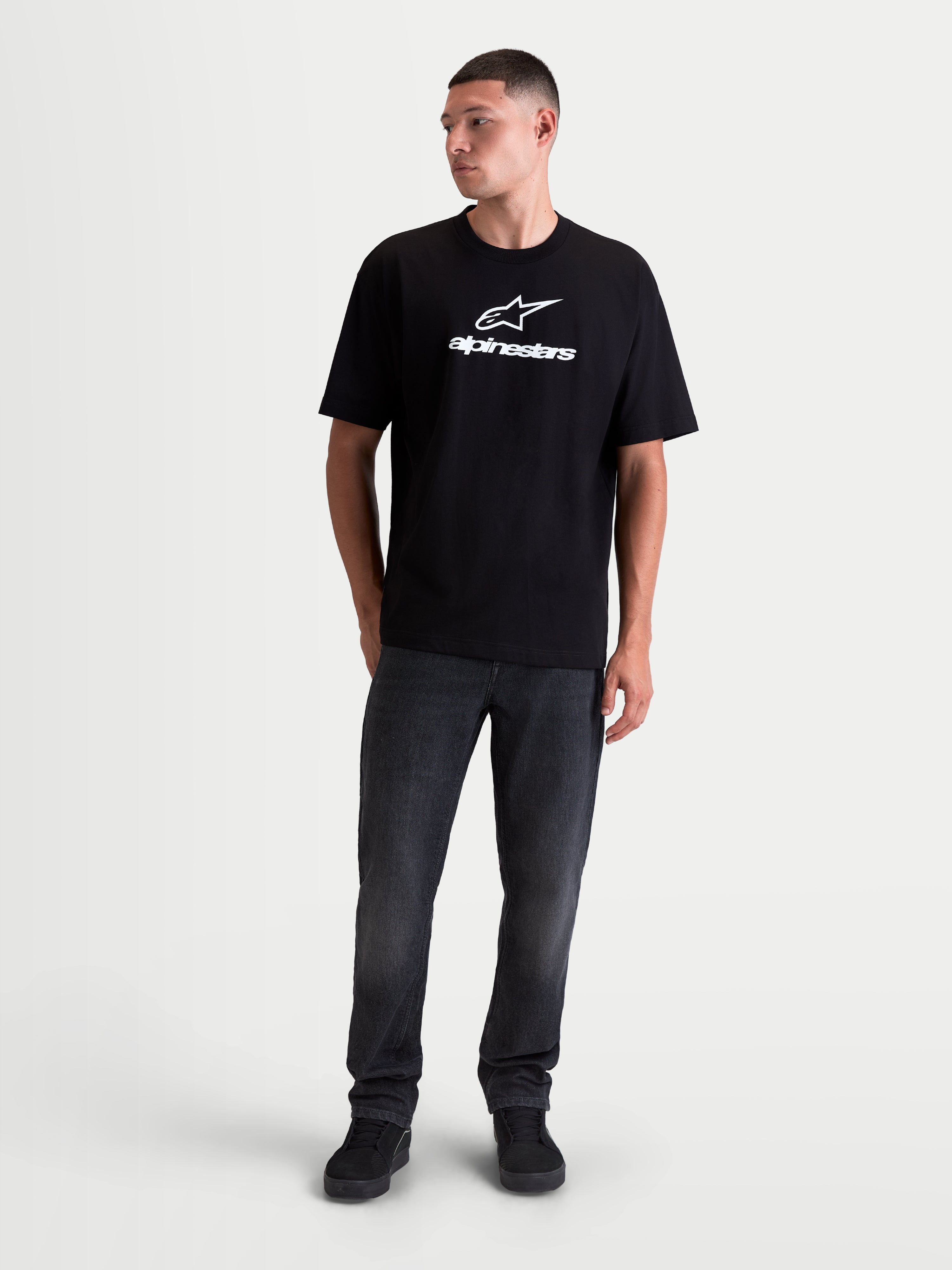 Alpinestars Prelude Oversized CSF, t-shirt de manga curta para homem, preta com logótipo frontal branco, corte largo e descontraído em mistura de algodão e poliéster, vista frontal no modelo, sportswear casual.