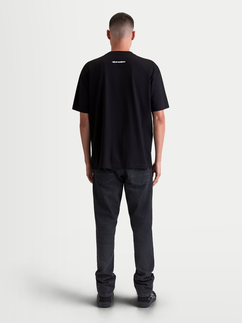 Alpinestars Prelude Oversized CSF, t-shirt de manga curta unissexo, preta, vista traseira no modelo com logótipo Alpinestars na parte superior das costas, sportswear em mistura de algodão e poliéster.