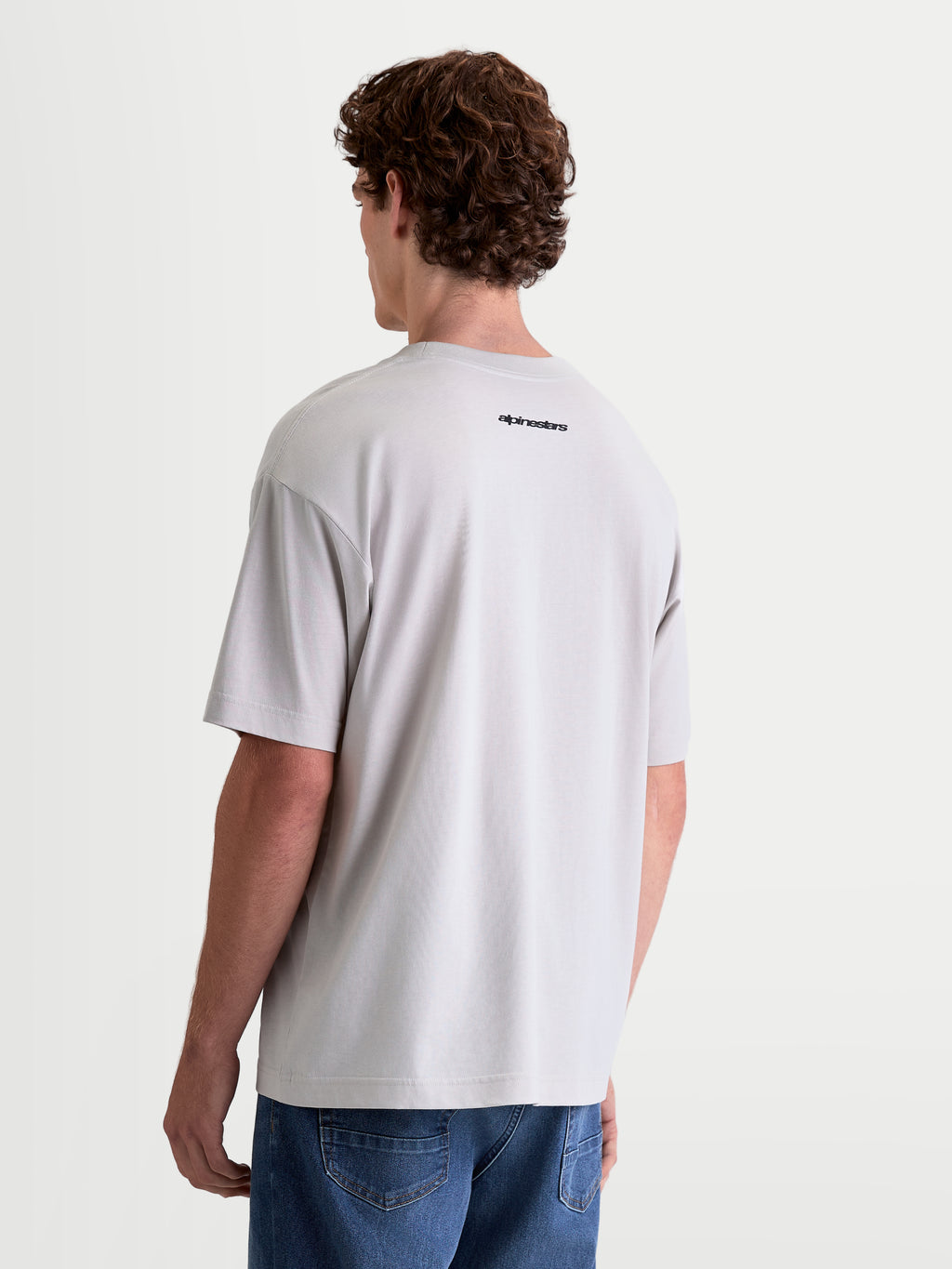 Alpinestars T-Shirt Prelude Oversized CSF, t-shirt de manga curta para homem, cinzento cimento, vista traseira com logótipo Alpinestars preto, corte largo, sportswear casual