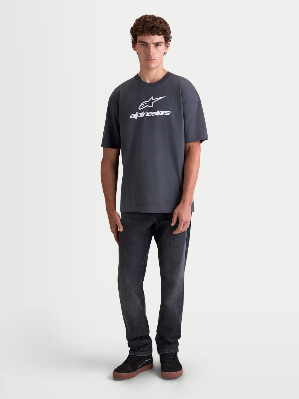 Alpinestars Prelude Oversized CSF T-shirt, t-shirt de manga curta para homem, cinzenta, corte largo, logótipo Alpinestars branco no peito, casual sportswear, vista frontal em modelo
