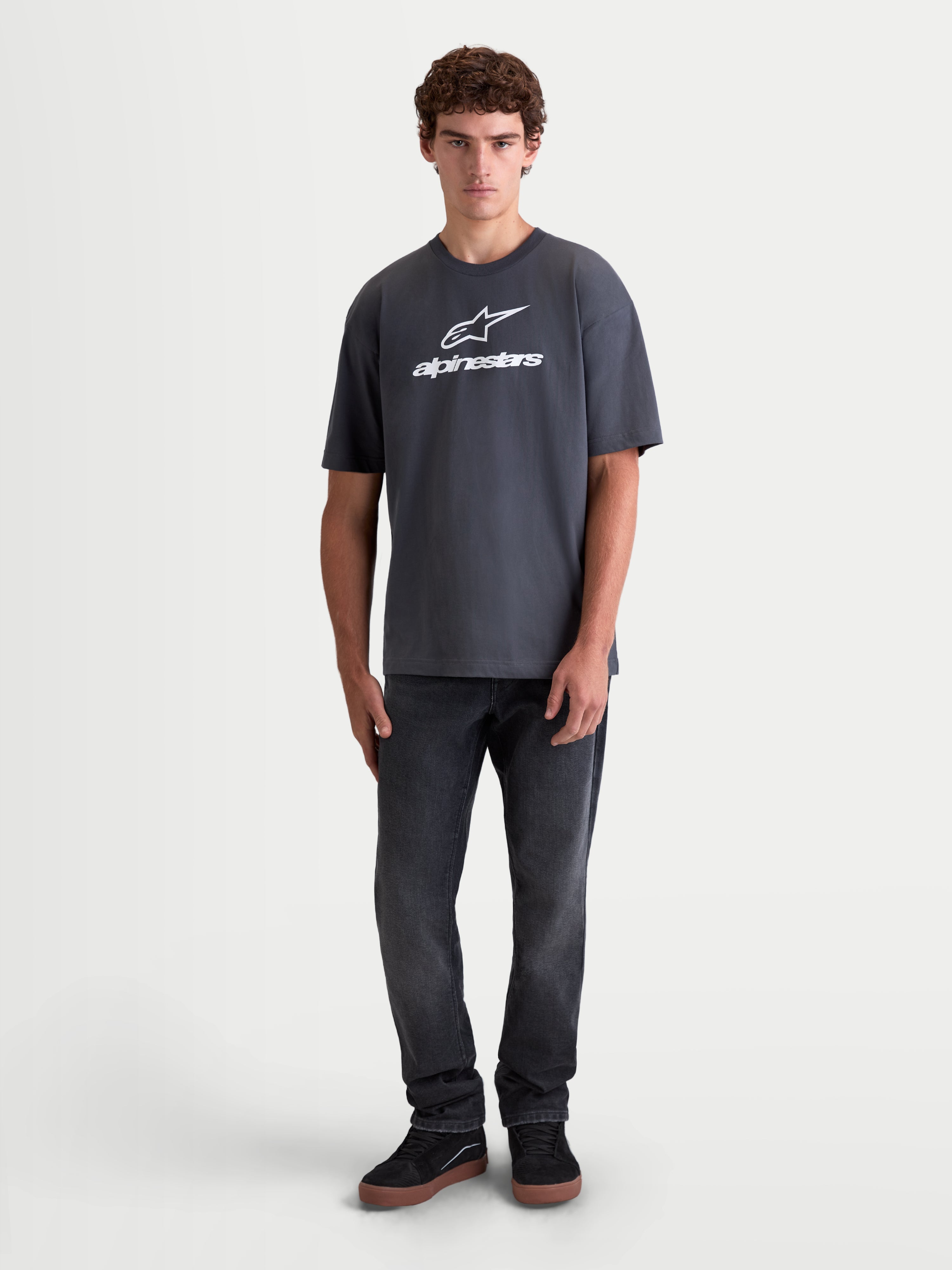 Alpinestars Prelude Oversized CSF T-shirt, t-shirt de manga curta para homem, cinzenta, corte largo, logótipo Alpinestars branco no peito, casual sportswear, vista frontal em modelo